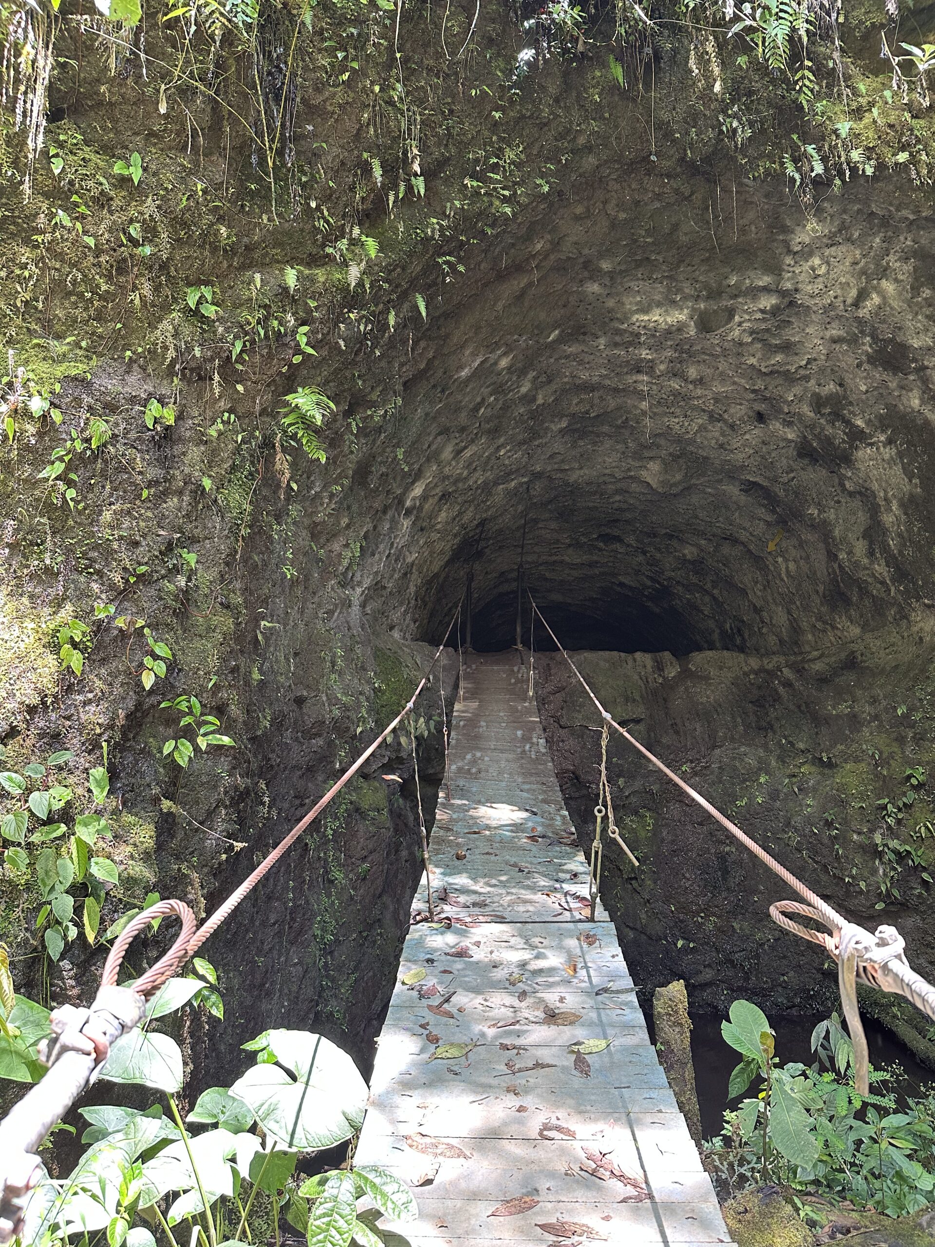 Vue sur la petite grotte du sentier Alegria de la cascade Santa Rita
