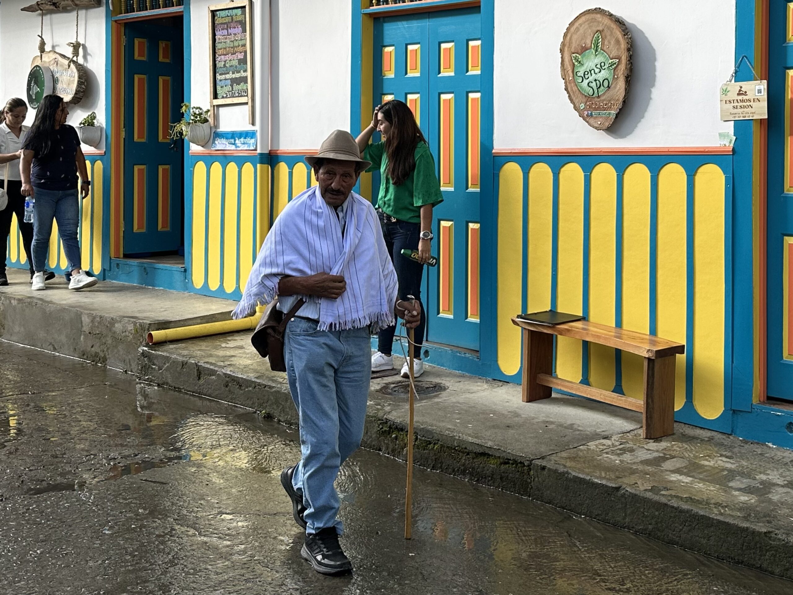 Homme colombien dans une ruelle de Salento