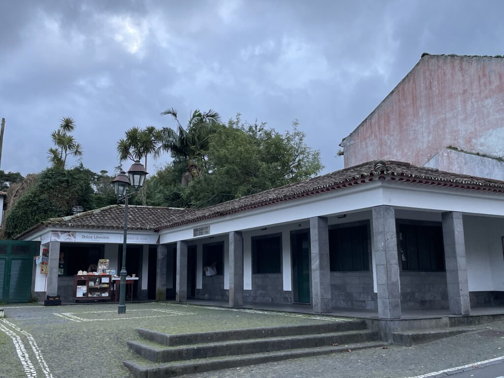 Road trip aux Açores : Notre top 10 des choses à voir sur l’île de São Miguel Shop ou tu peux acheter des bolo levedo à Furnas