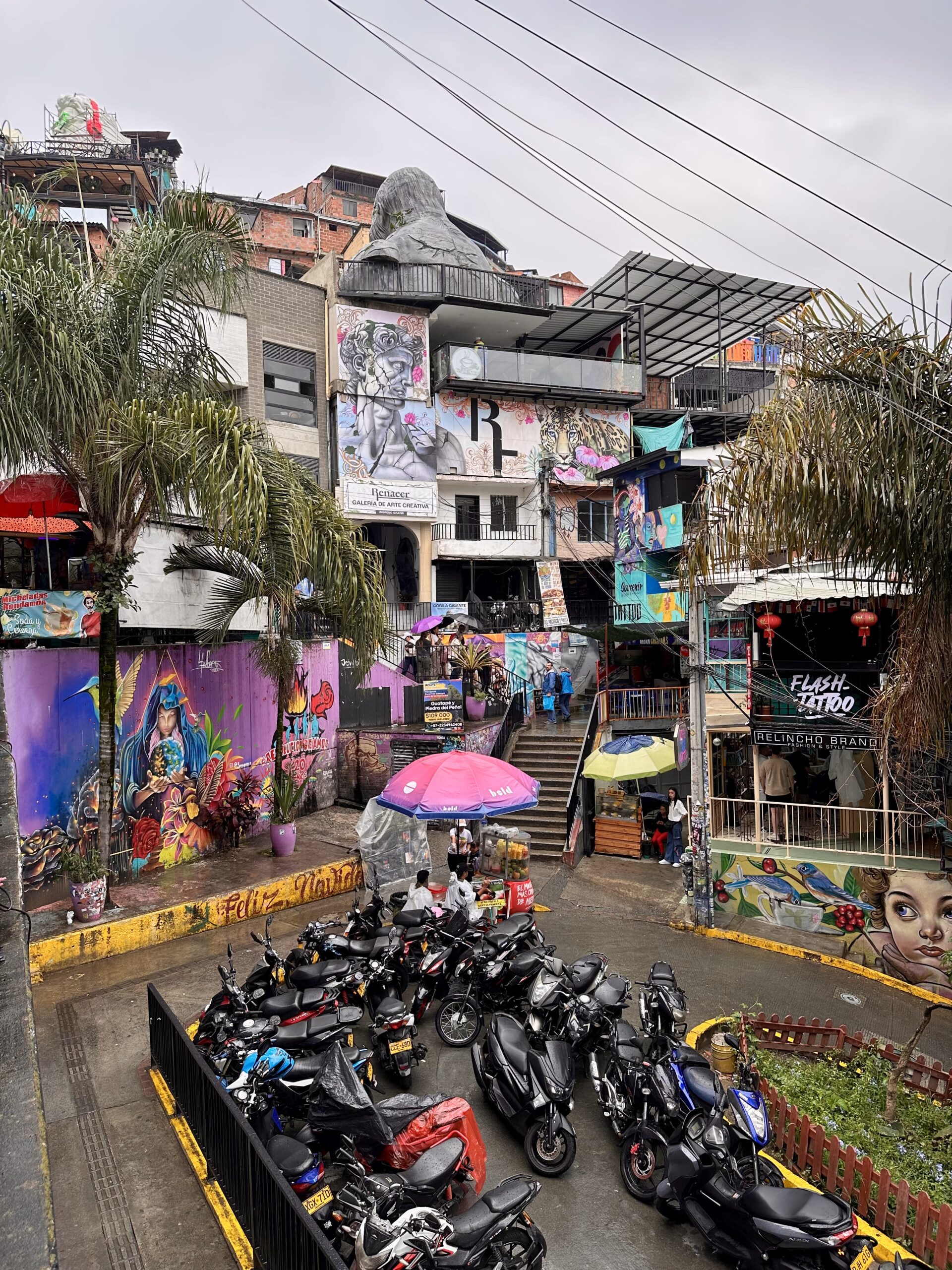 Vue vers l'entrée de la Comuna 13 à Medellin