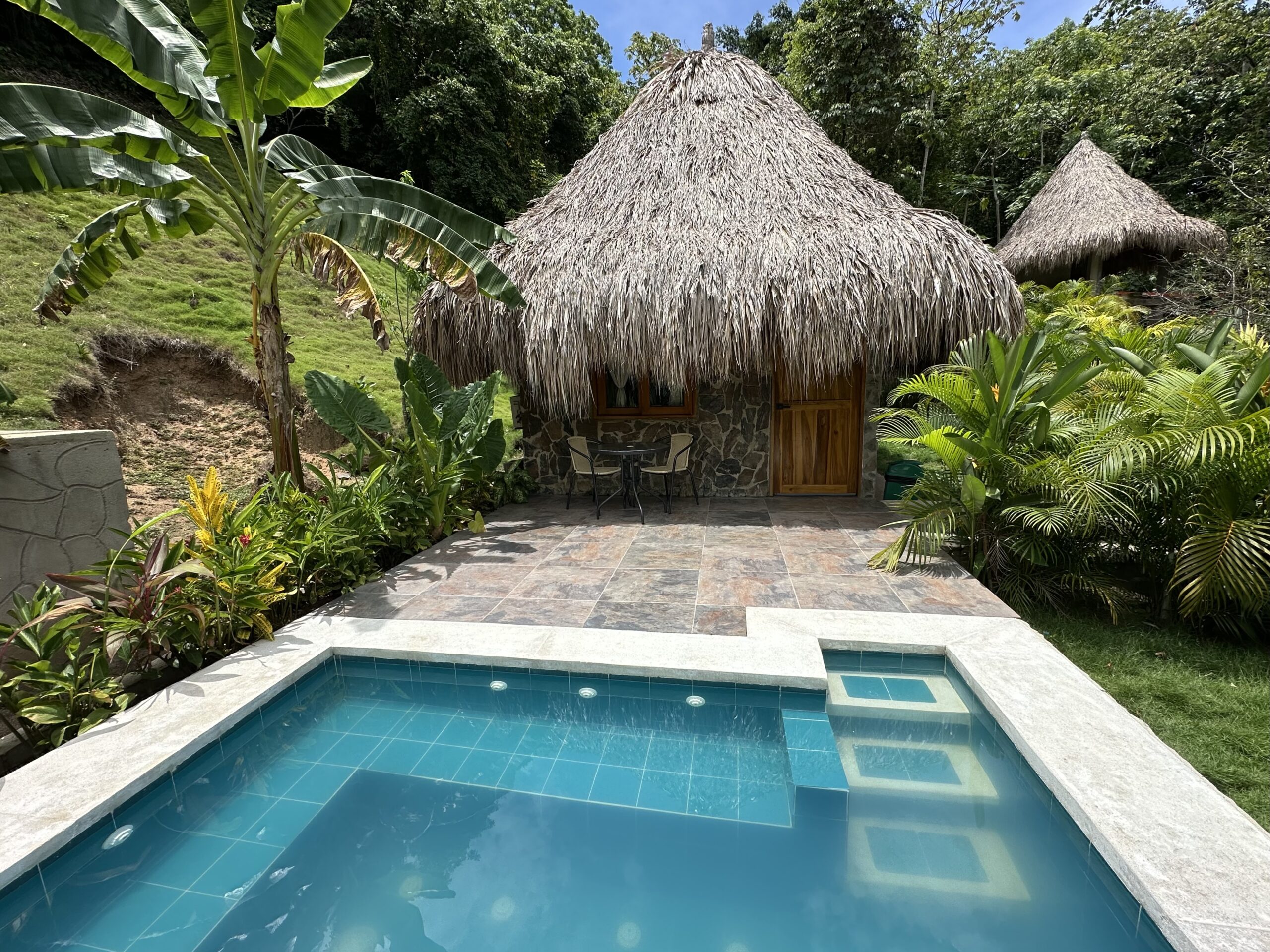 Photo de notre cabane et de notre piscine au Colibri Parque Tayrona