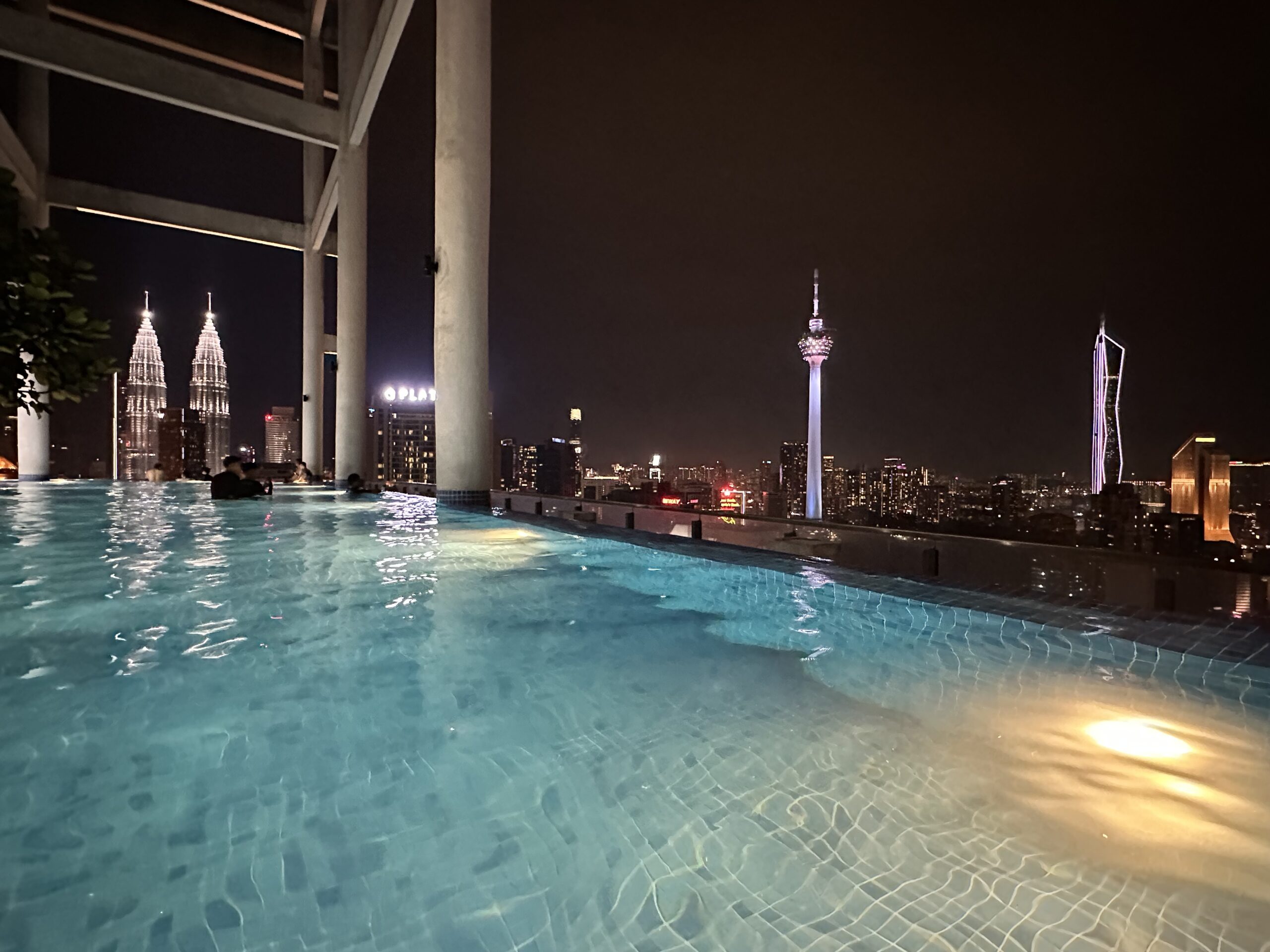 Vue de nuit sur les tours de Kuala Lumpur depuis la piscine du The Colony By Infinitum à Kuala Lumpur, Malaisie
