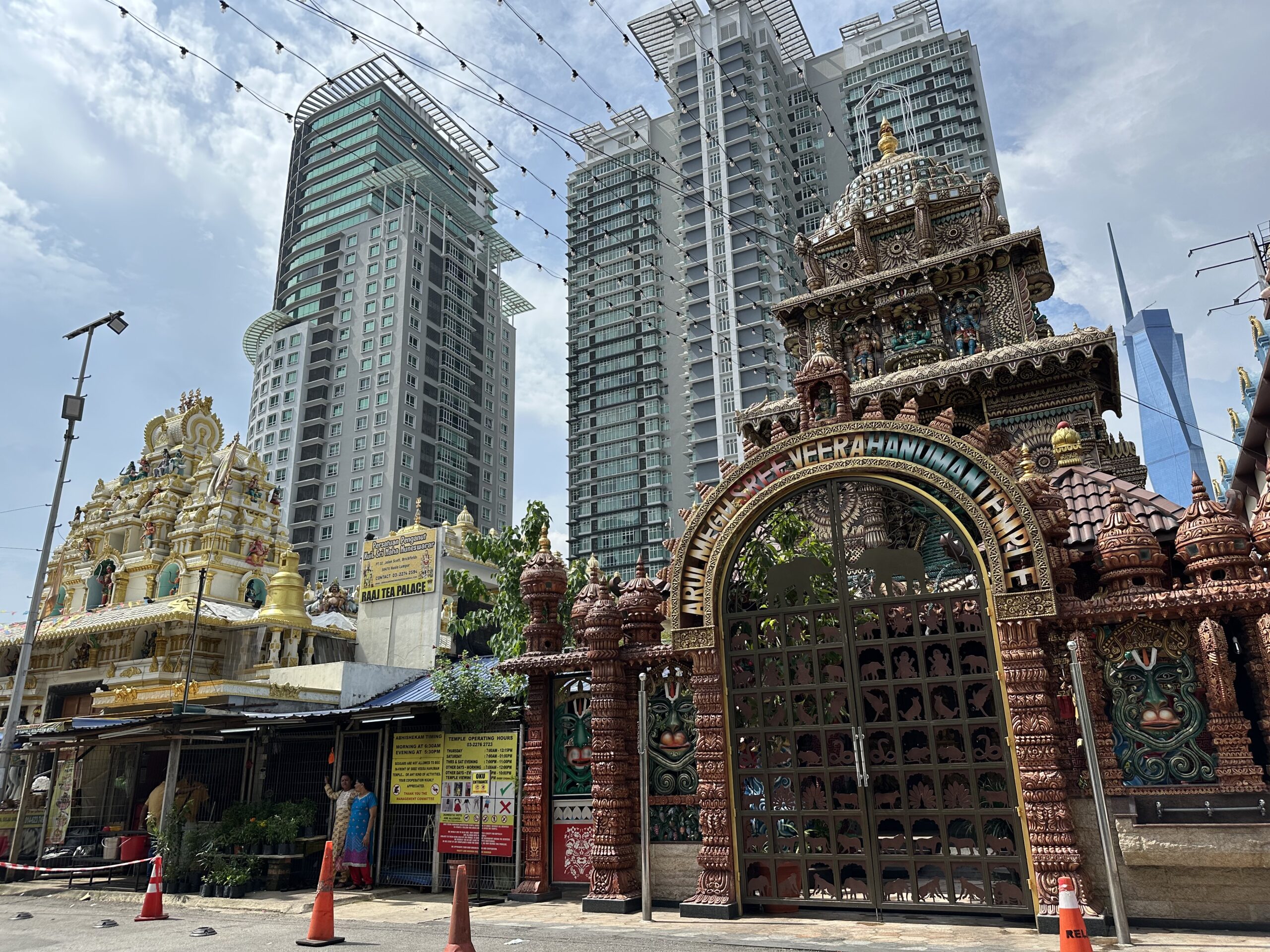 Vue sur 2 temples Indous dans le quartier de Little India à Kuala Lumpur, en Malaisie
