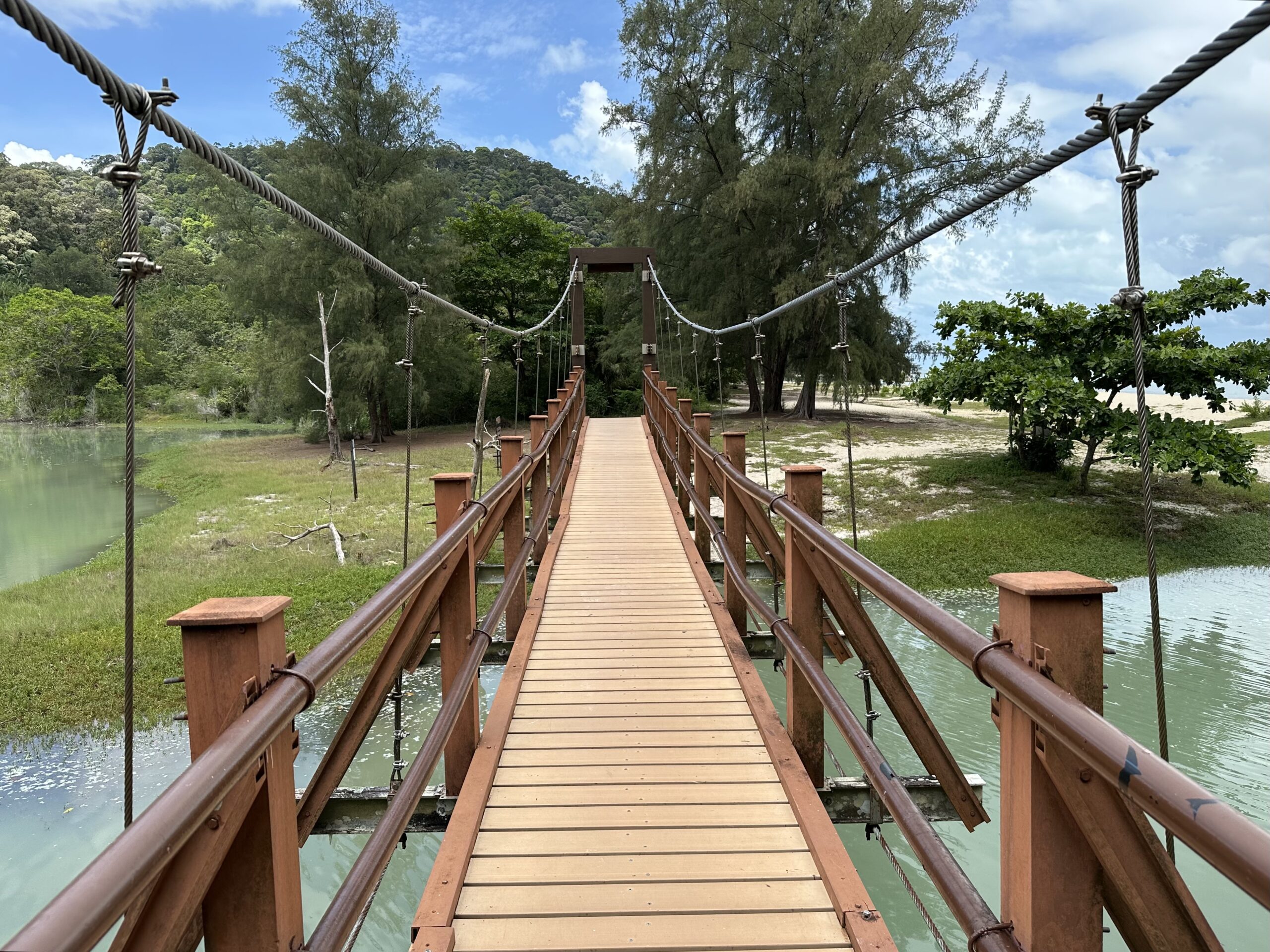 Vue depuis le pont pour accéder à la Turtle Beach, Parc de Penang, Malaisie 