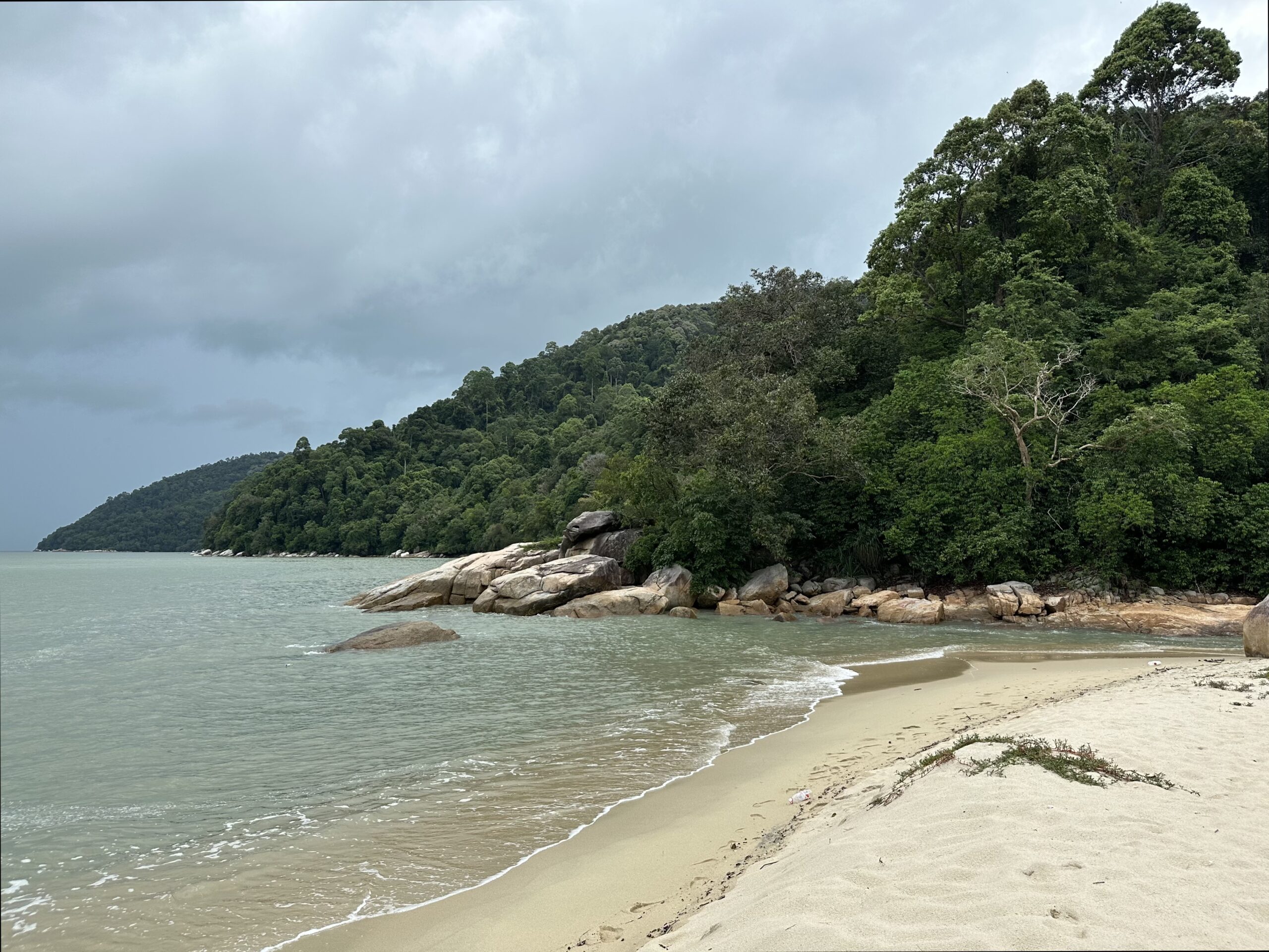 Vue sur la Turtle Beach proche du pont, Parc de Penang, Malaisie