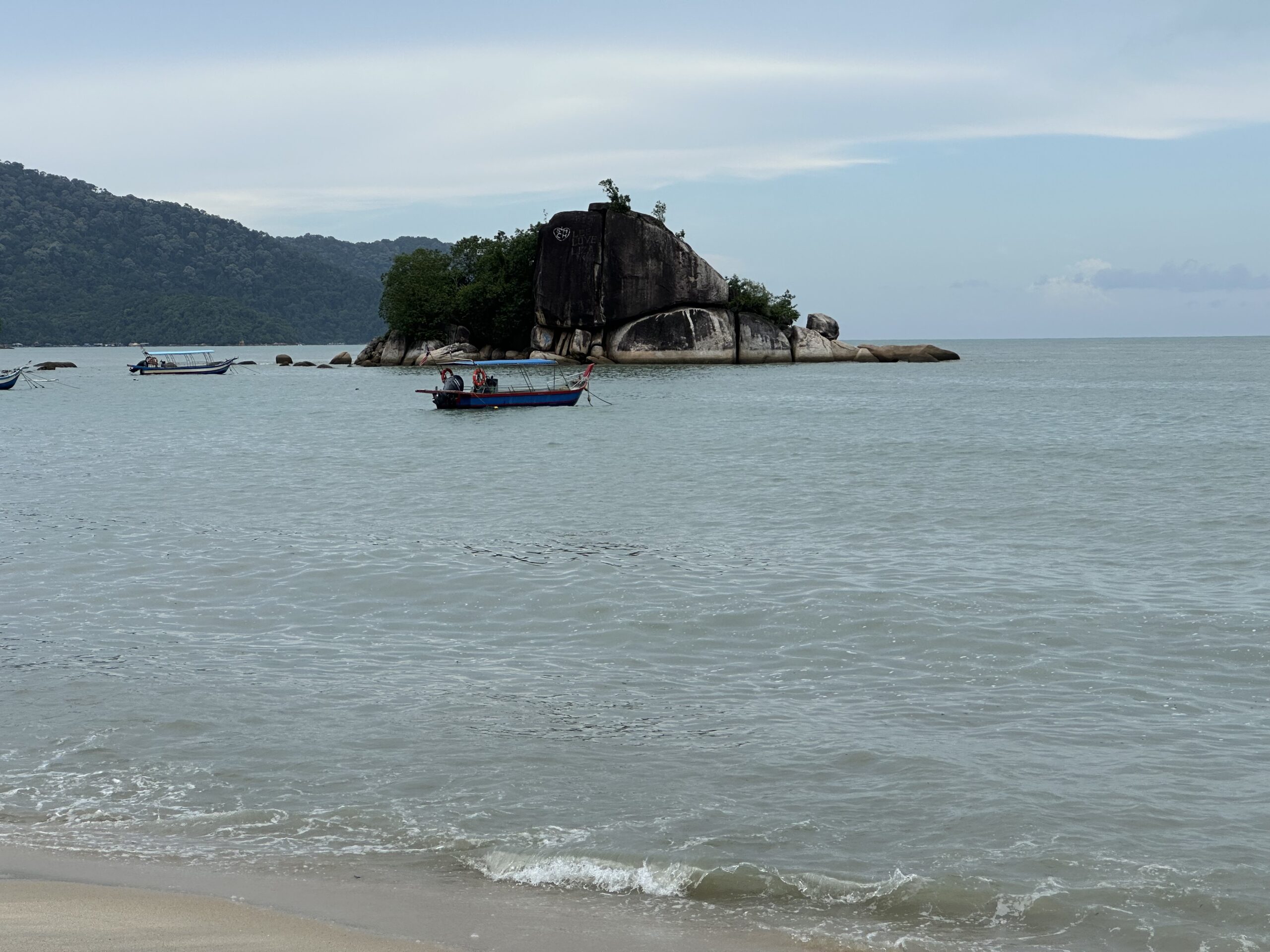 Vue sur Batu Ferringhi Beach sur l'île de Penang, Malaisie