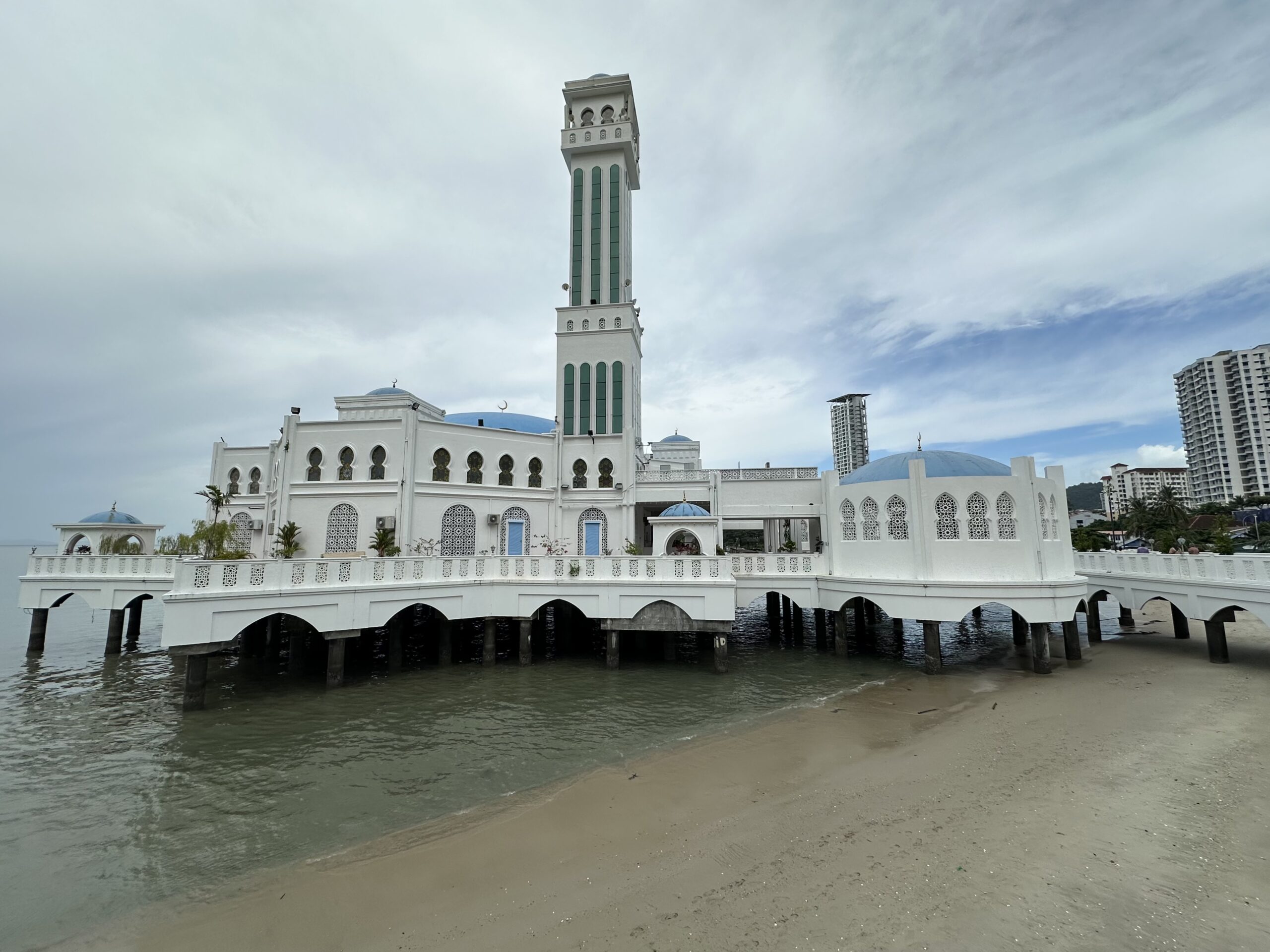 Vue sur la mosquée flottante de Tanjung Bungah à Penang, Malaisie
