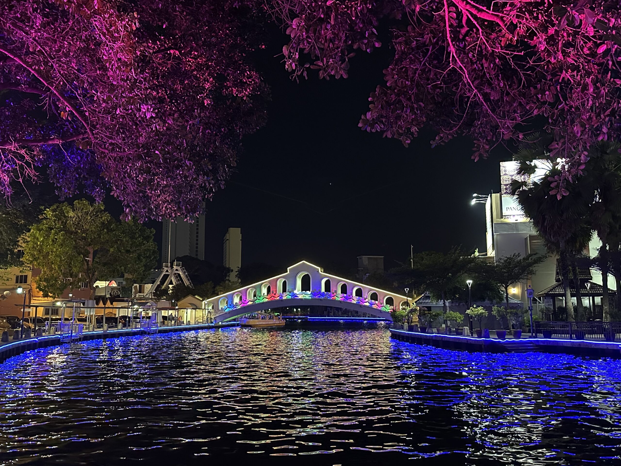 Vue de nuit sur un des pont de Malacca en Malaisie