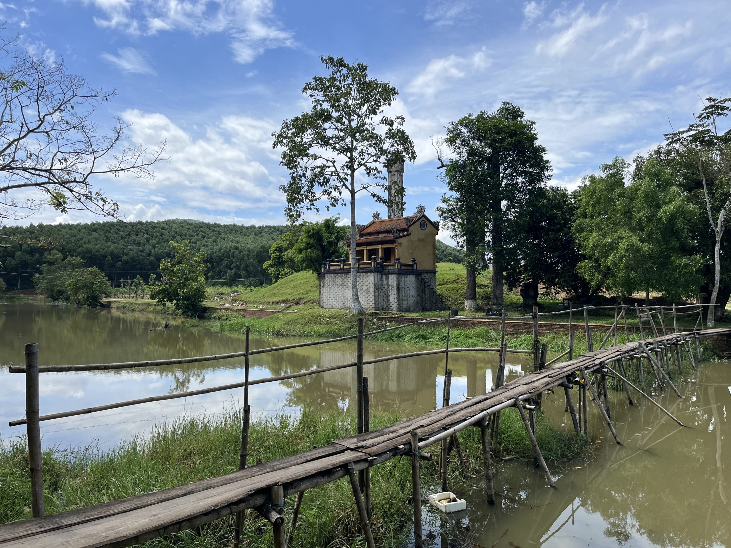 Visiter Hué au Vietnam : que faire & conseils pratiques Vue sur un pont en bois proche du tombeau de Gia Long