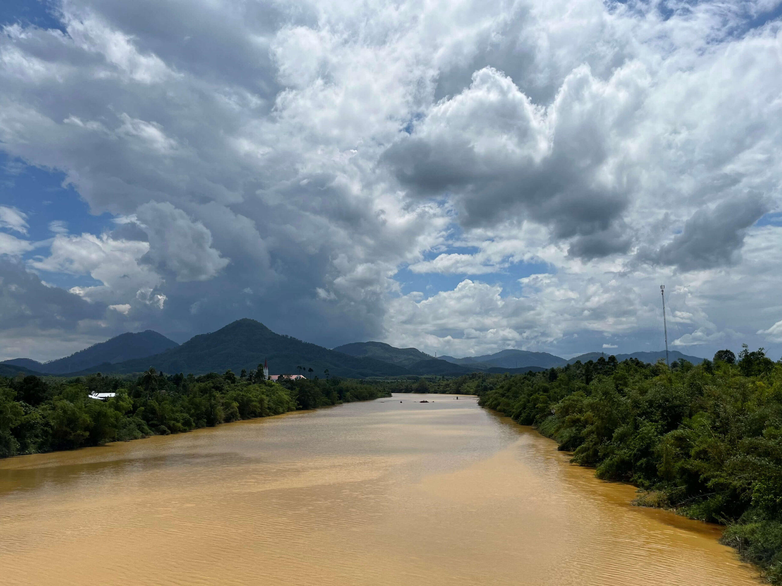 Visiter Hué au Vietnam : que faire & conseils pratiques Rivière à traverser pour se rendre au tombeau de Gia Long