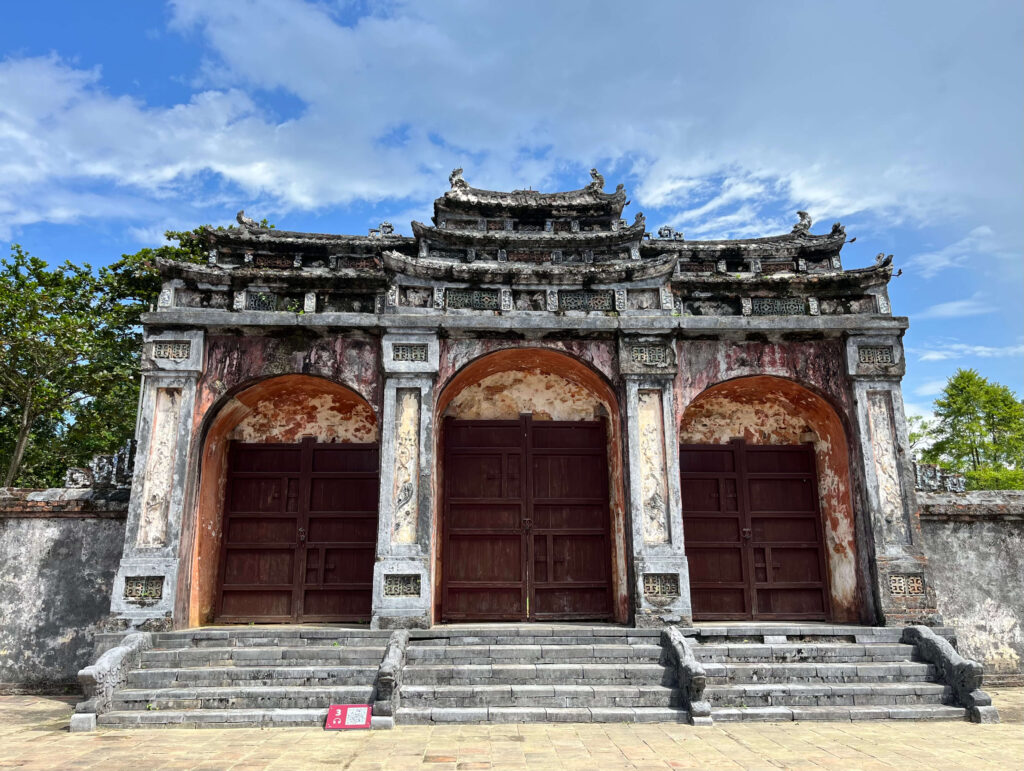 Visiter Hué au Vietnam : que faire & conseils pratiques Vue sur un des portes du tombeau du roi Minh Mang