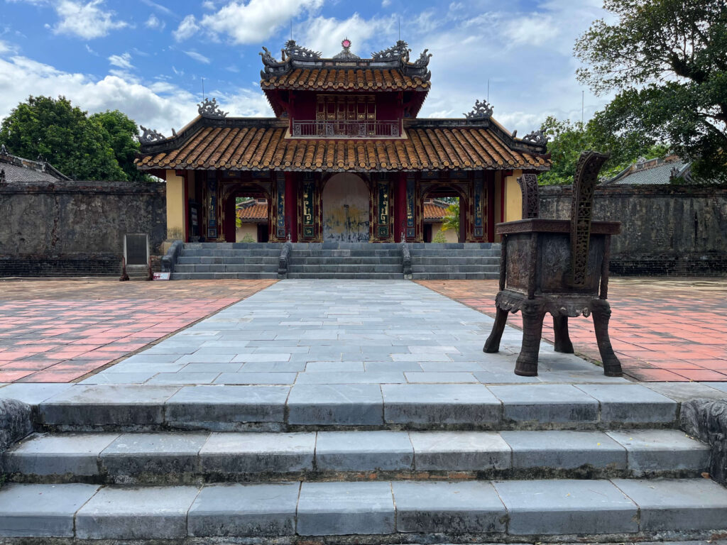 Visiter Hué au Vietnam : que faire & conseils pratiques Vue sur un des édifices du tombeau du roi Minh Mang