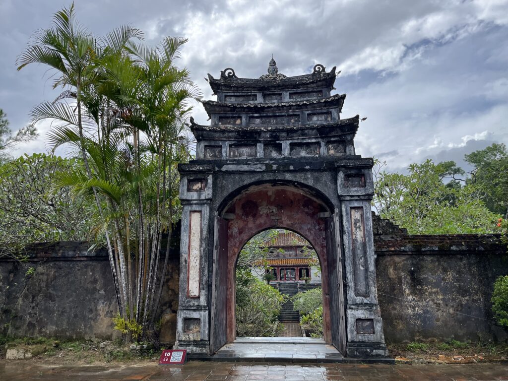 Visiter Hué au Vietnam : que faire & conseils pratiques Vue sur une magnifique porte du tombeau du roi Minh Mang