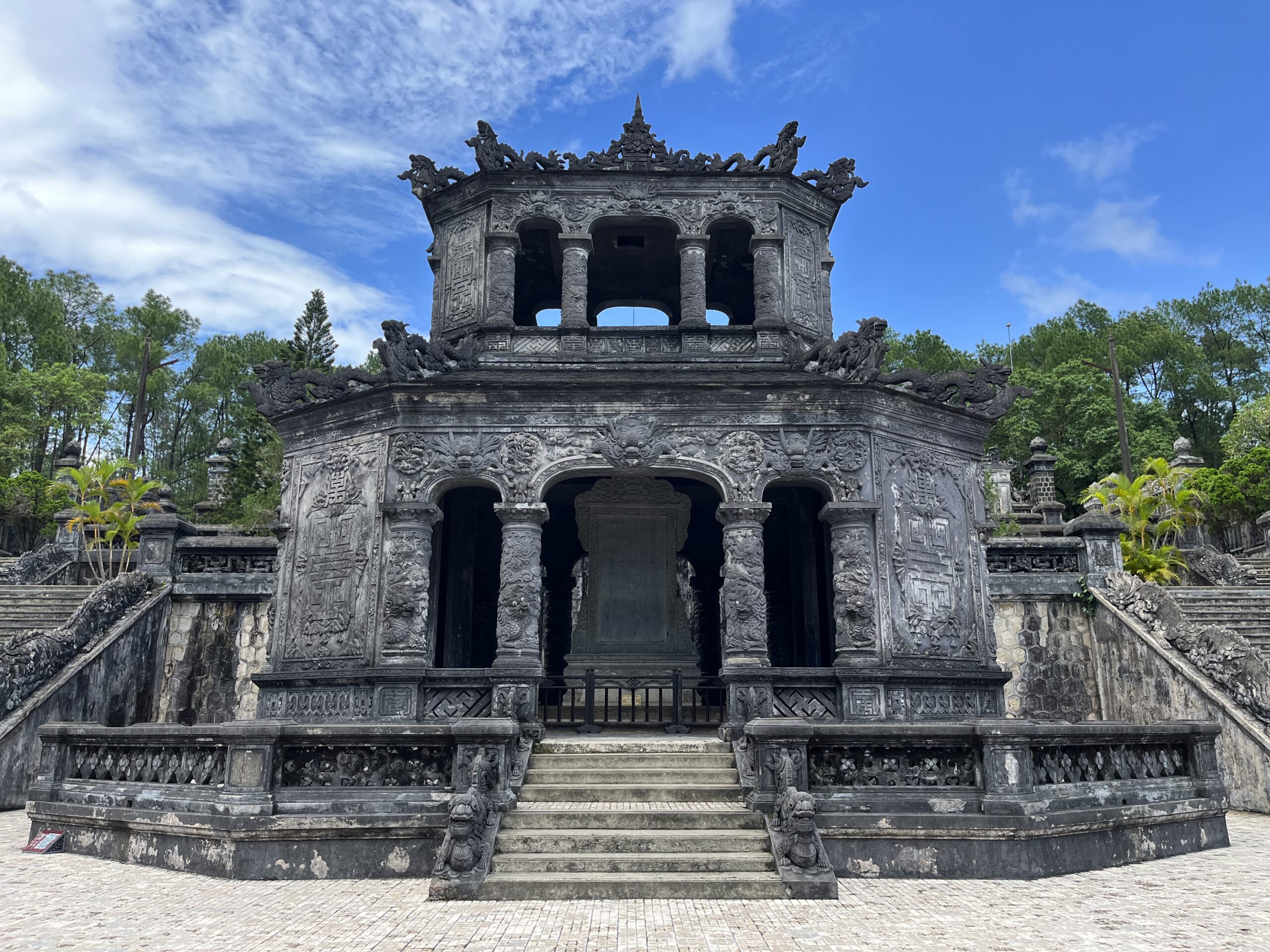 Visiter Hué au Vietnam : que faire & conseils pratiques Tombeau du roi Khai Dinh