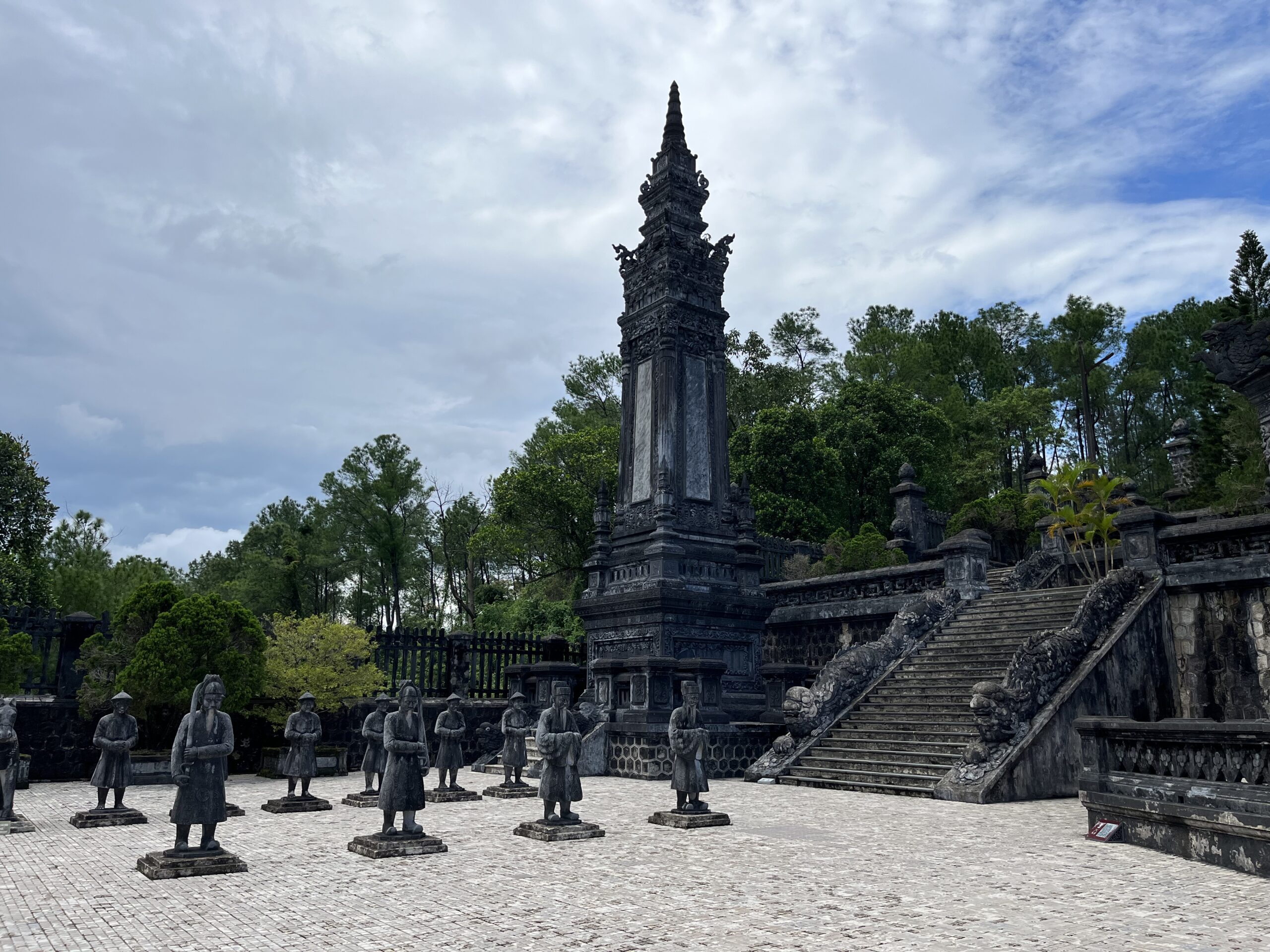 Visiter Hué au Vietnam : que faire & conseils pratiques Statues du tombeau du roi Khai Dinh