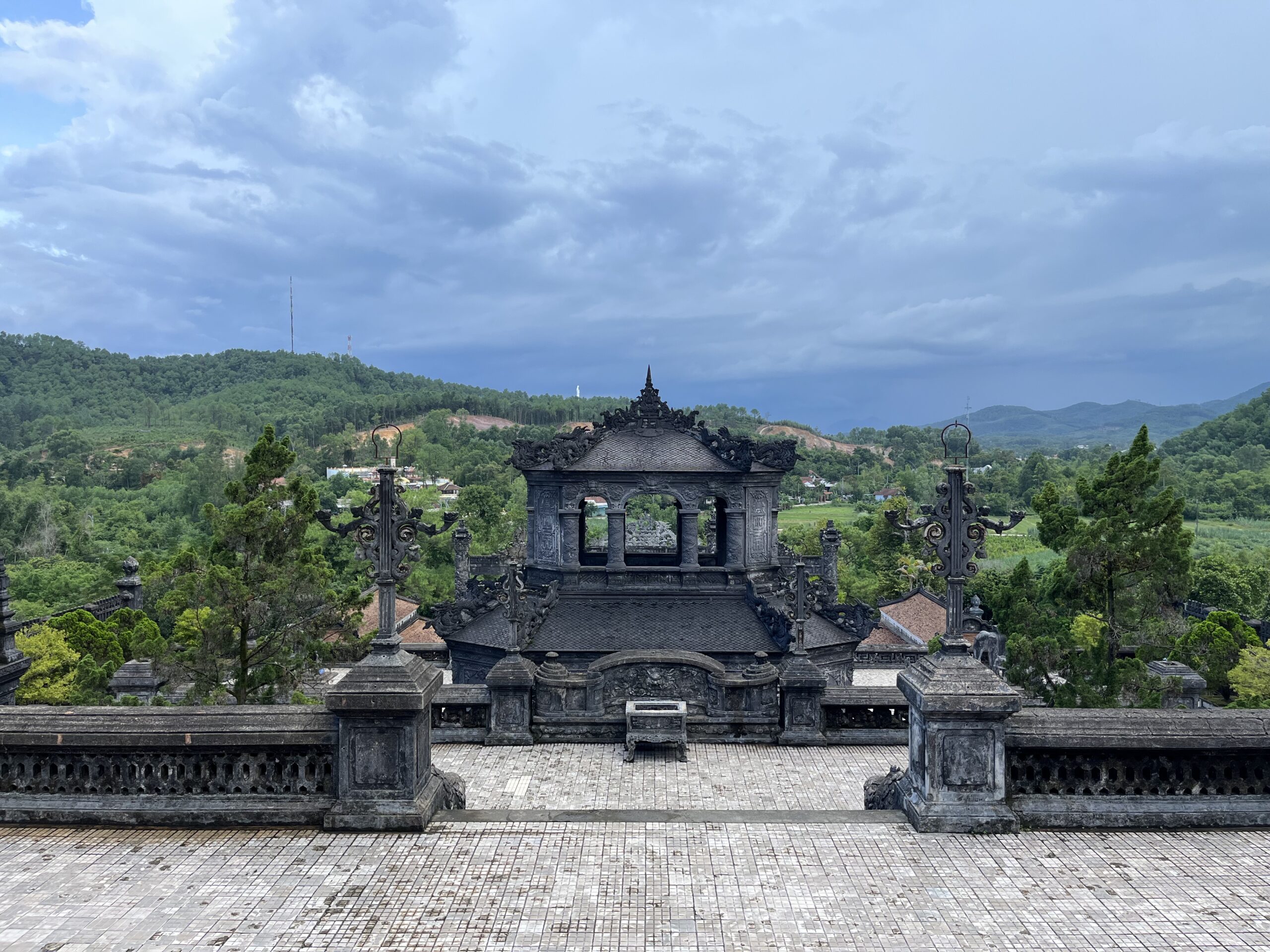 Visiter Hué au Vietnam : que faire & conseils pratiques Vue sur la nature depuis le palais du roi Khai Dinh