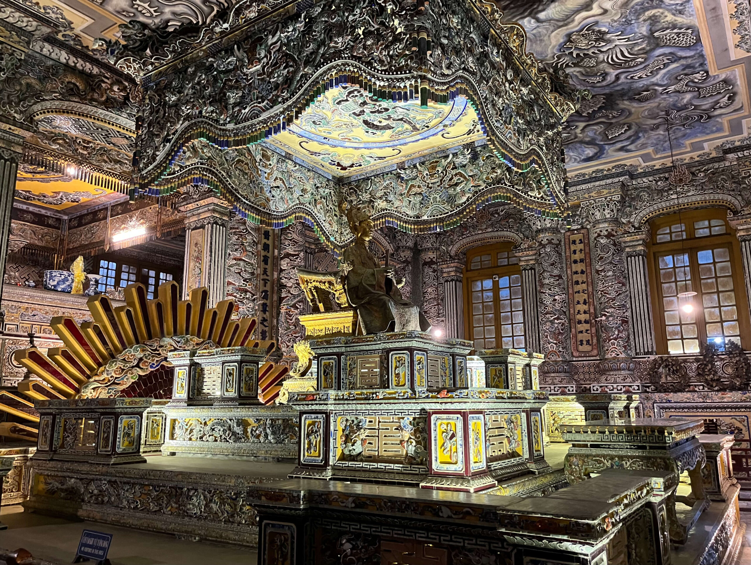 Visiter Hué au Vietnam : que faire & conseils pratiques Intérieur du palais du roi Khai Dinh