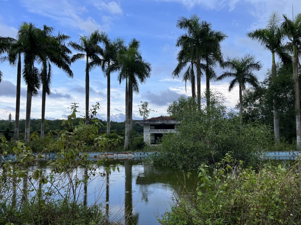 Visiter Hué au Vietnam : que faire & conseils pratiques Une des piscines en ruine du parc aquatique abandonné de Thuy Tien