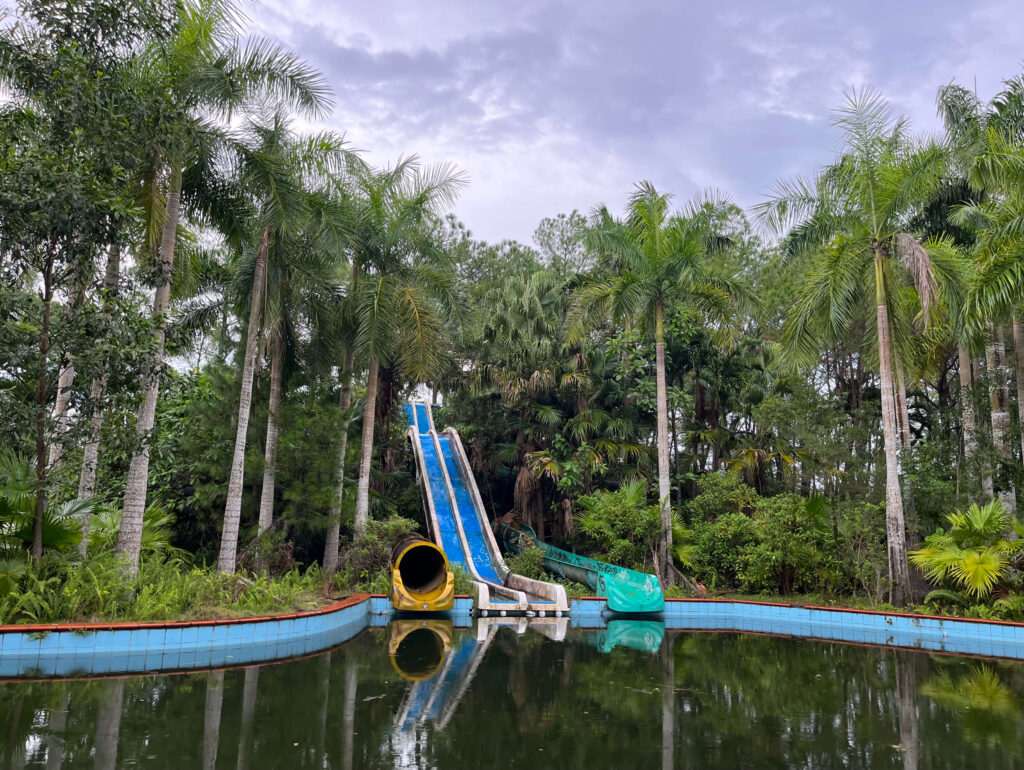 Visiter Hué au Vietnam : que faire & conseils pratiques Toboggans délabrés du parc aquatique abandonné de Thuy Tien