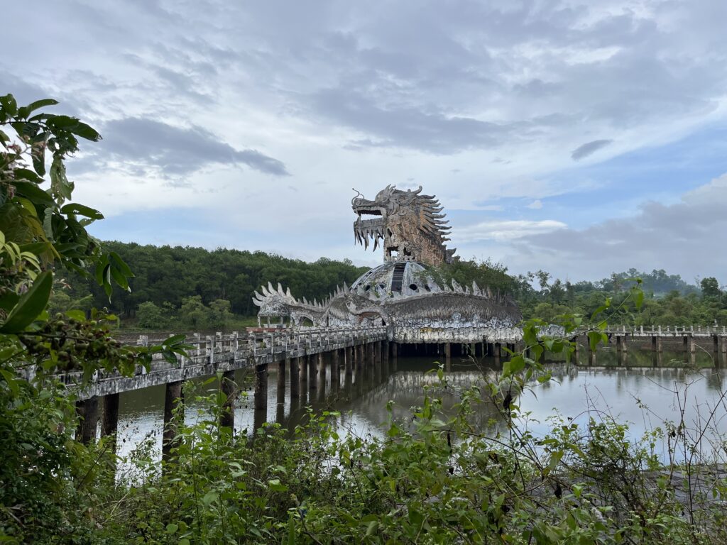 Visiter Hué au Vietnam : que faire & conseils pratiques Vue sur le dragon du parc aquatique abandonné de Thuy Tien