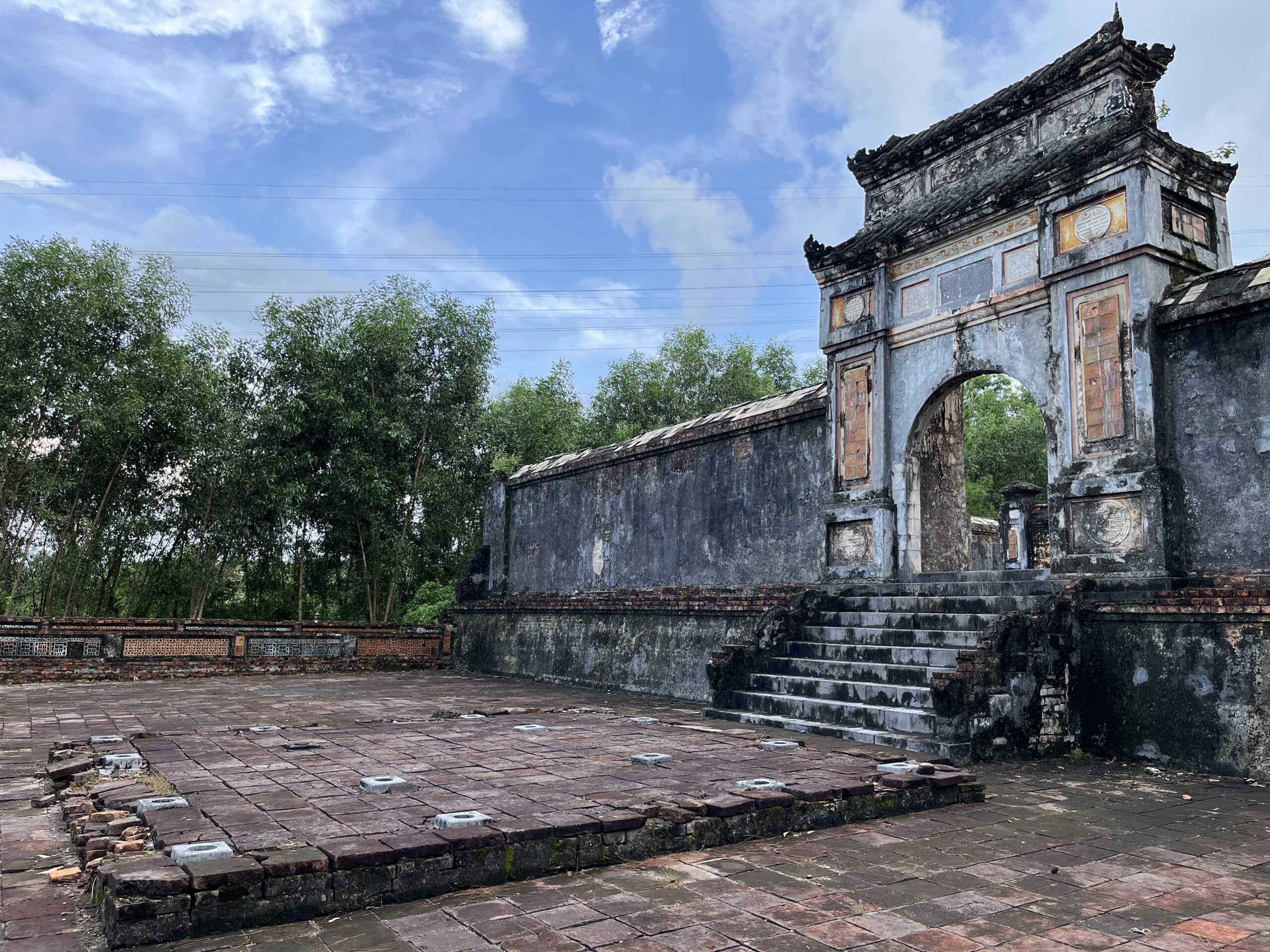 Visiter Hué au Vietnam : que faire & conseils pratiques Vue sur la porte du tombeau de Lăng Xương Thọ