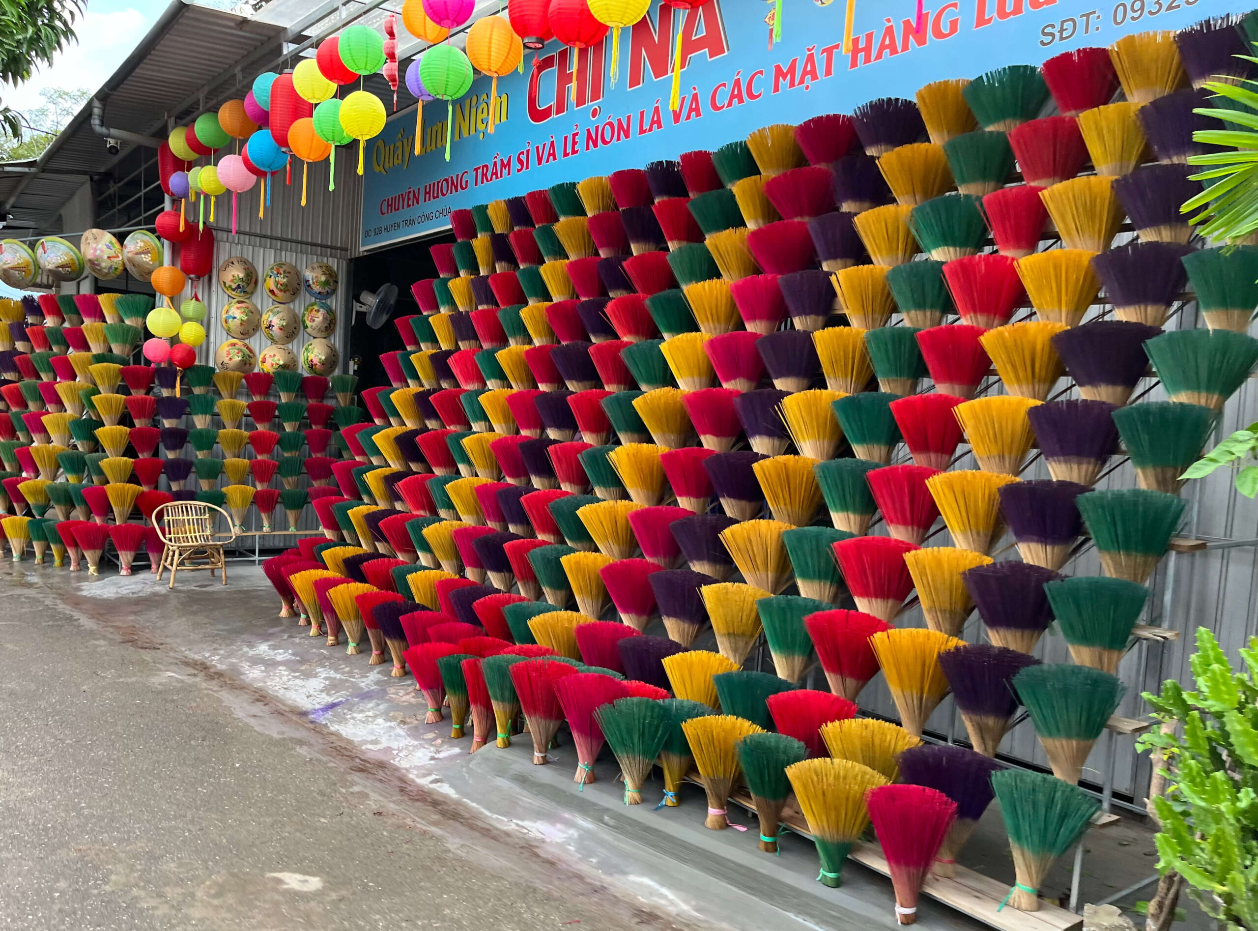 Visiter Hué au Vietnam : que faire & conseils pratiques Echoppe d'encens bordant la route proche du tombeau Tu Dức, Hué
