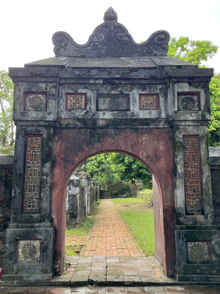 Visiter Hué au Vietnam : que faire & conseils pratiques Une autre des portes du parc du tombeau du roi Tu Duc