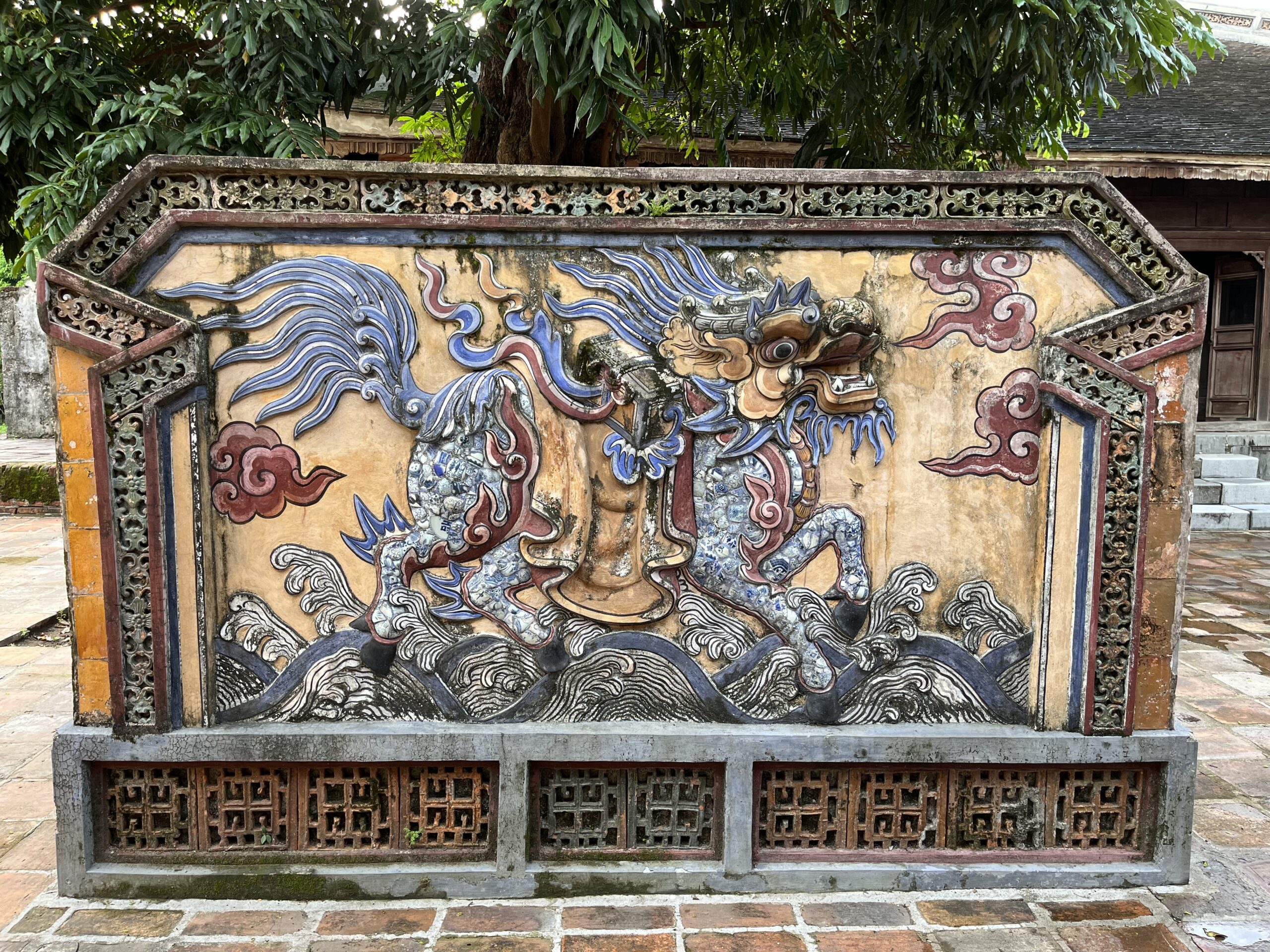 Visiter Hué au Vietnam : que faire & conseils pratiques Mur écran des des tombeaux proche de Hué