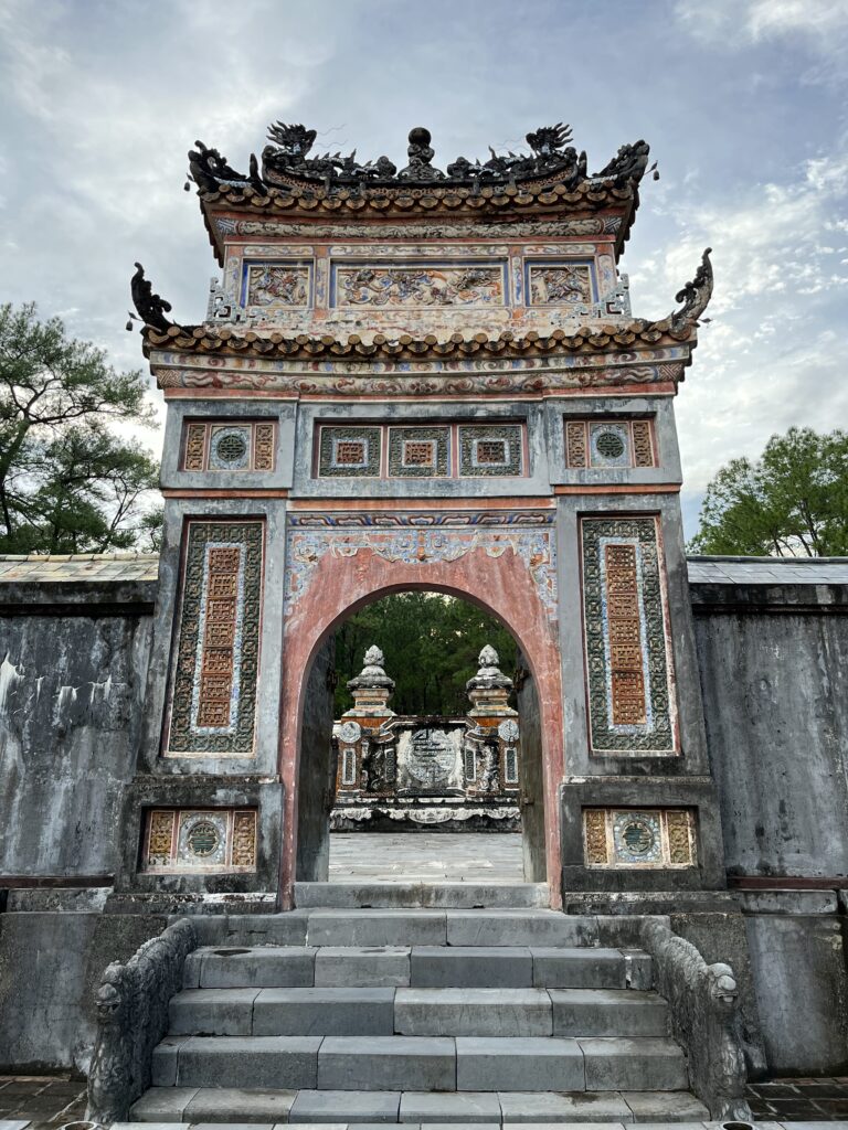 Visiter Hué au Vietnam : que faire & conseils pratiques Une des portes du parc du tombeau du roi Tu Duc