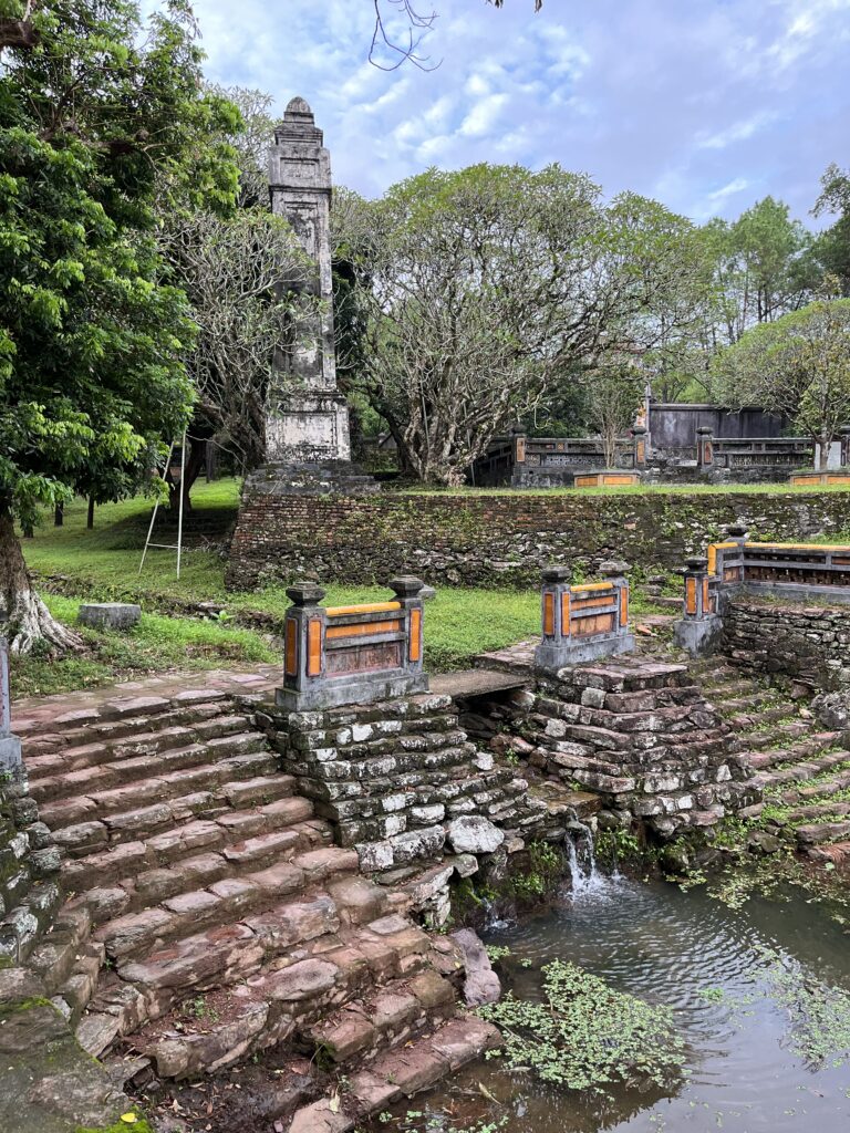 Visiter Hué au Vietnam : que faire & conseils pratiques Tour du parc du tombeau du roi Tu Duc