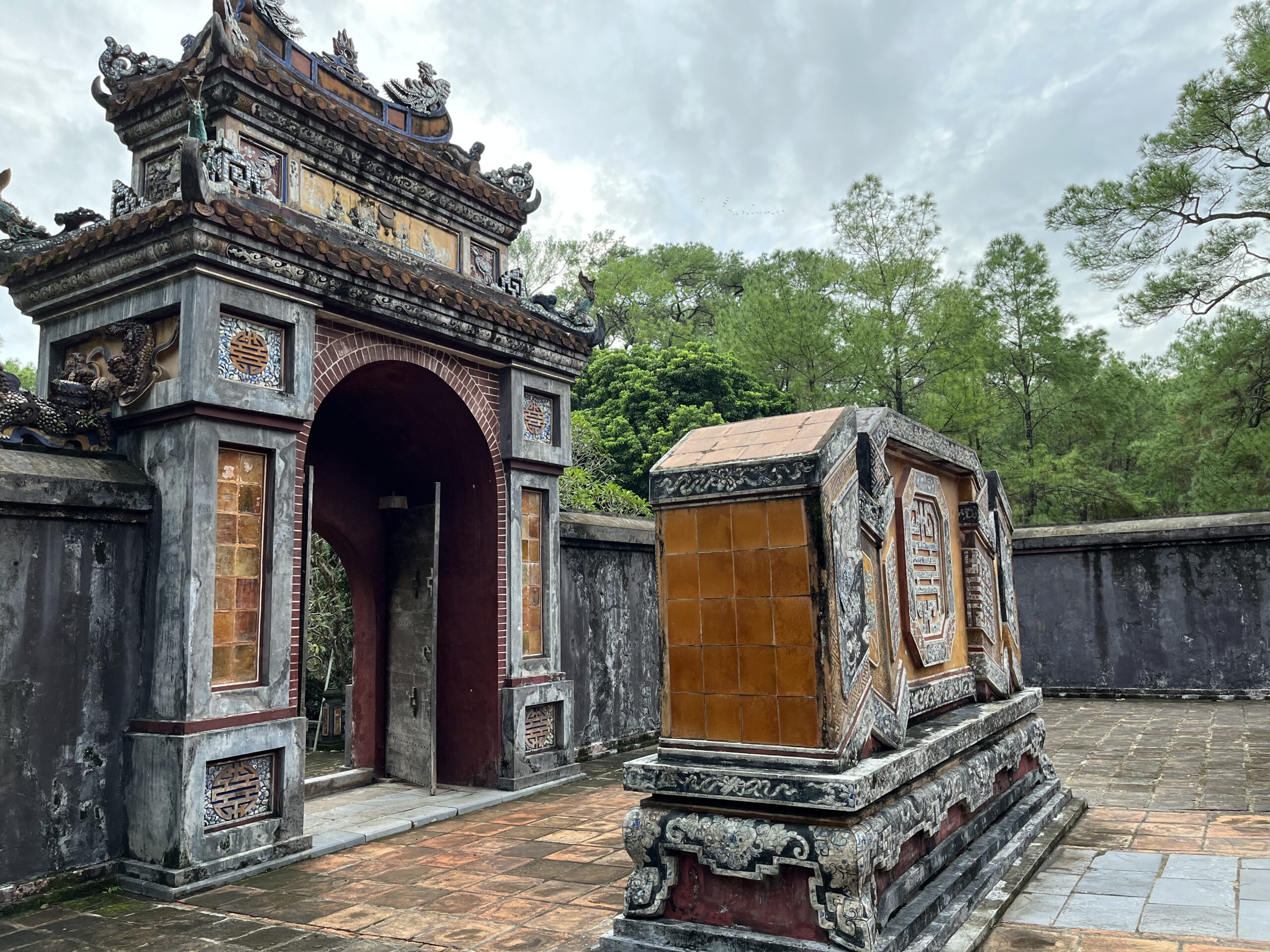 Visiter Hué au Vietnam : que faire & conseils pratiques Une des portes et mur-écran du Tombeau du roi Tu Duc