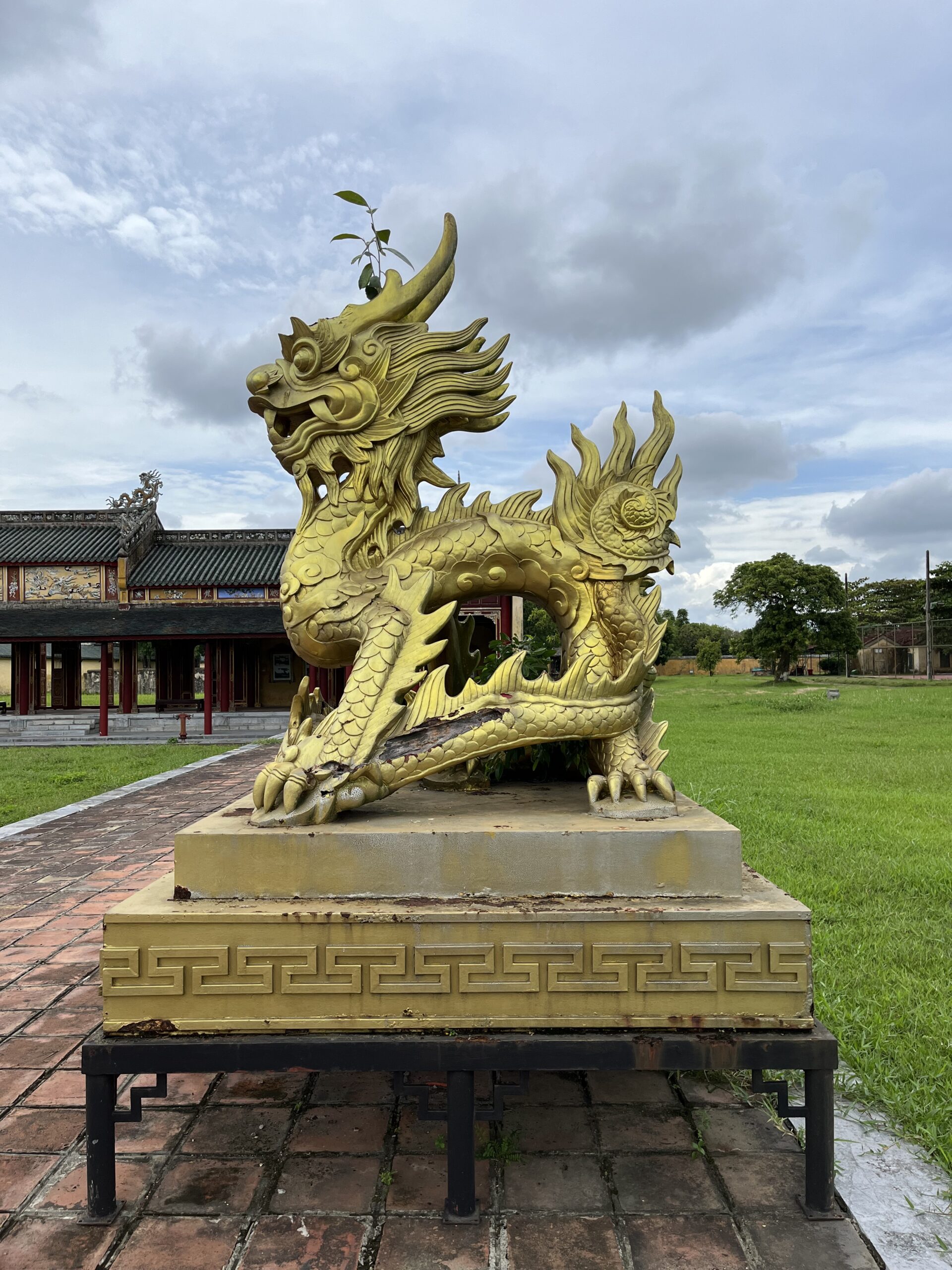Visiter Hué au Vietnam : que faire & conseils pratiques Statue dragon de la Cité Impériale de Hué