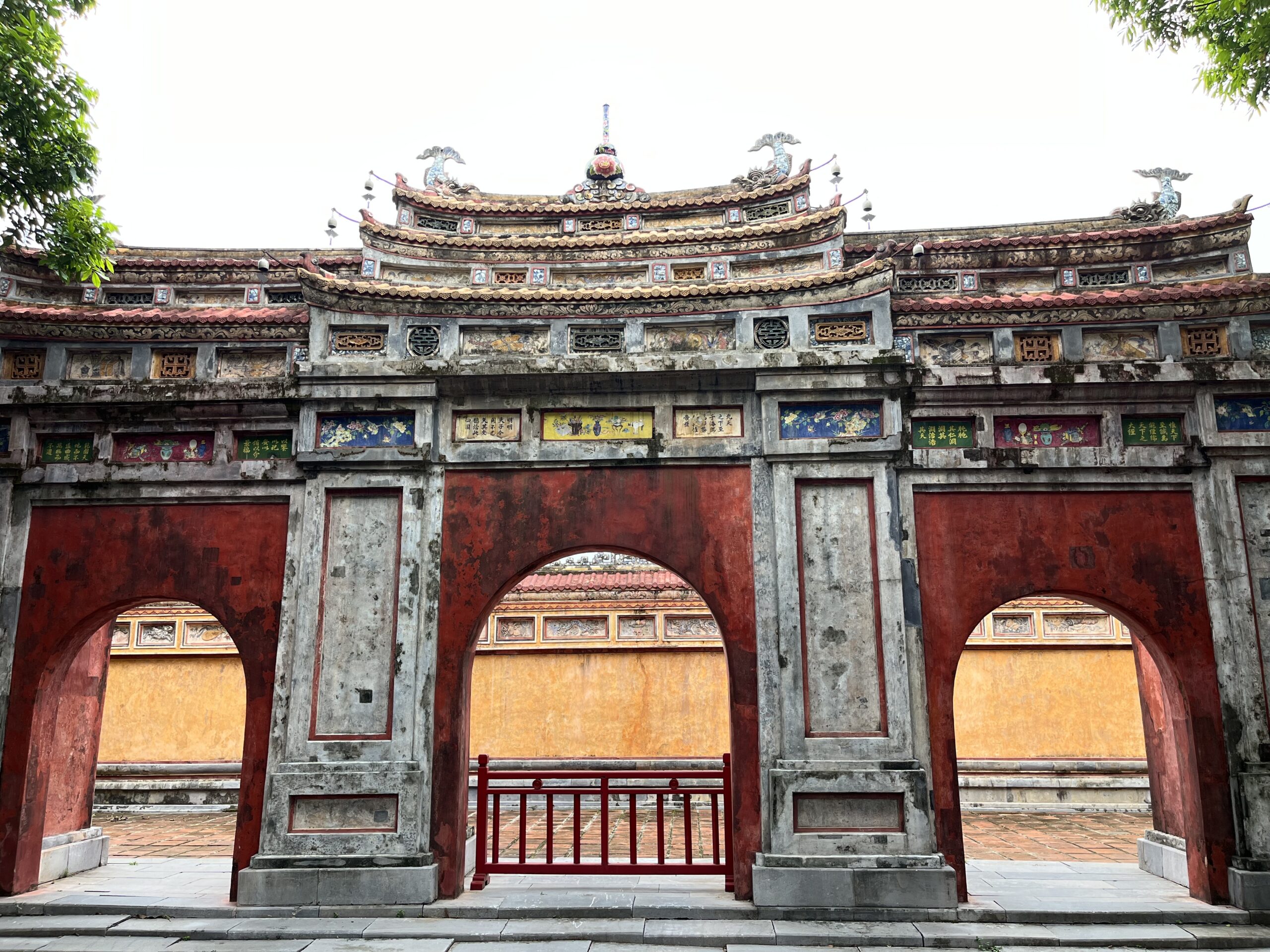 Visiter Hué au Vietnam : que faire & conseils pratiques Une des portes de la Cité Impériale de Hué