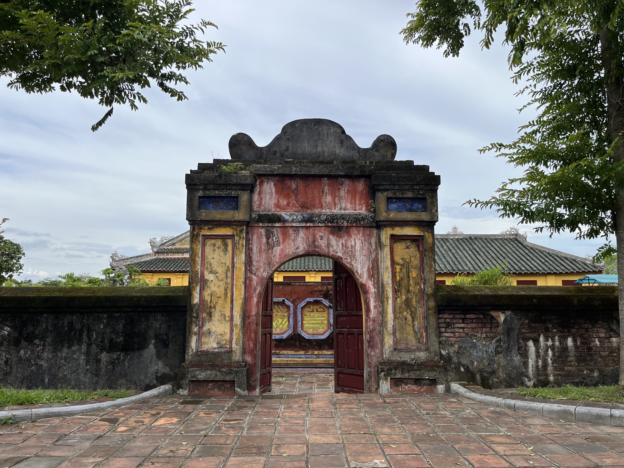 Visiter Hué au Vietnam : que faire & conseils pratiques Un petite porte de la Cité Impériale de Hué