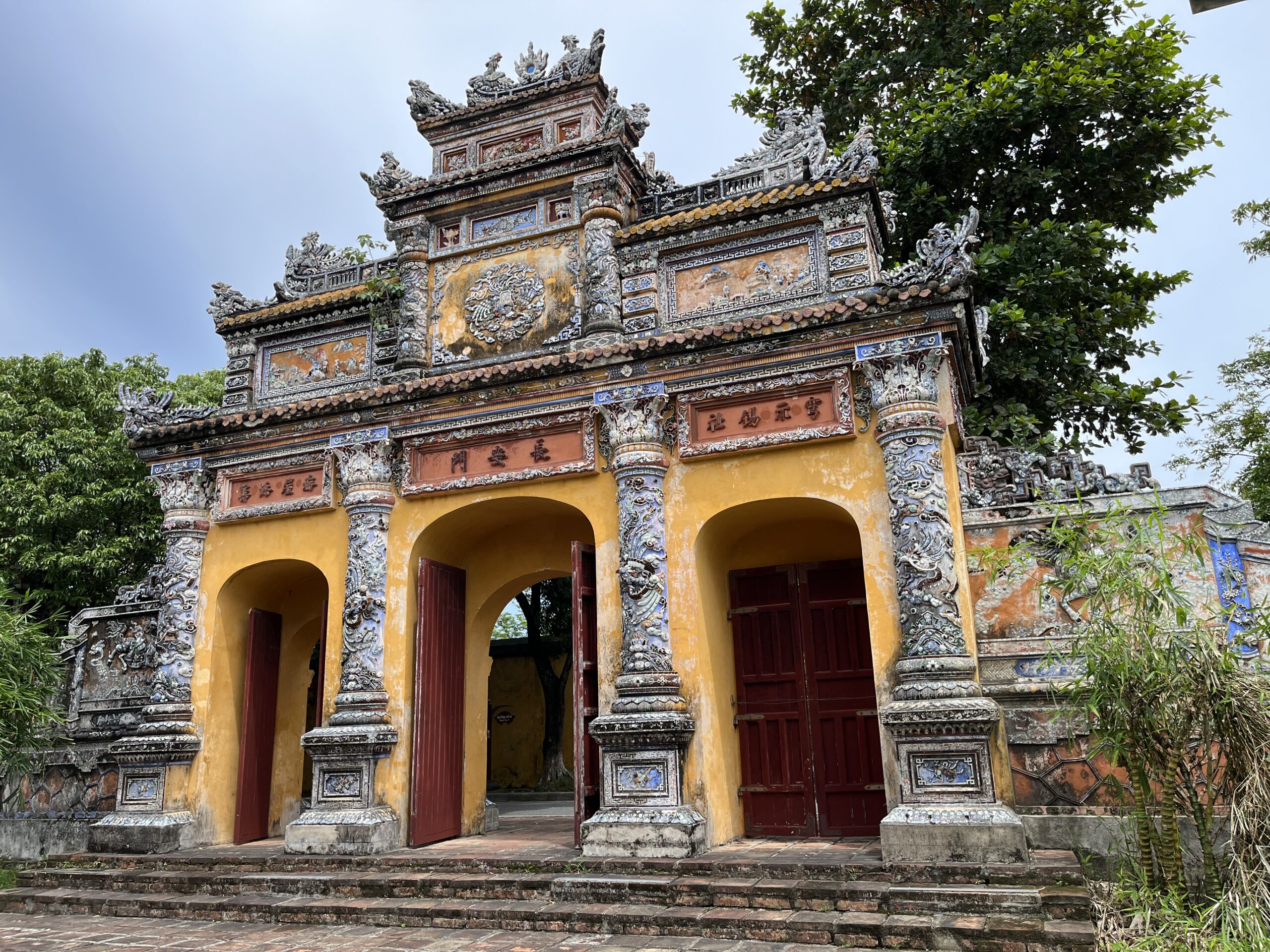 Visiter Hué au Vietnam : que faire & conseils pratiques Magnifique porte de la Cité Impériale de Hué