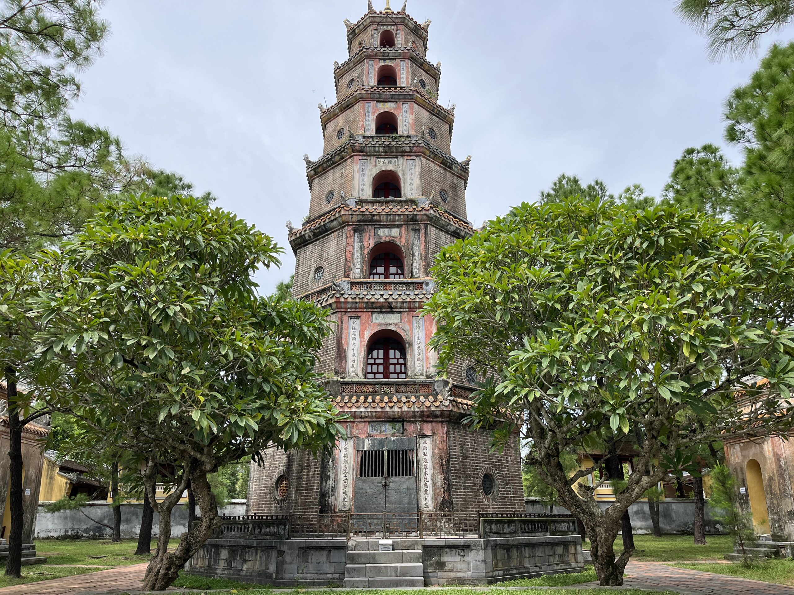 Visiter Hué au Vietnam : que faire & conseils pratiques Pagode Thien Mu à Hué, tour Phuoc Duyen