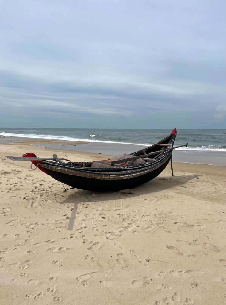 Visiter Hué au Vietnam : que faire & conseils pratiques Barque en bois sur la plage de Thuận An