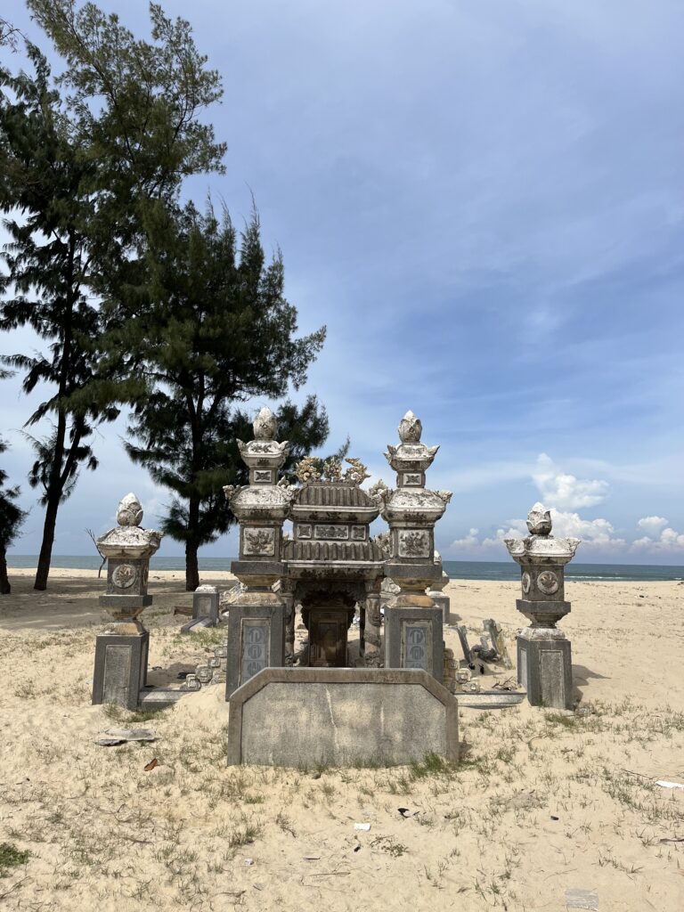 Visiter Hué au Vietnam : que faire & conseils pratiques Potentiel tombeau sur la plage de Thuận An