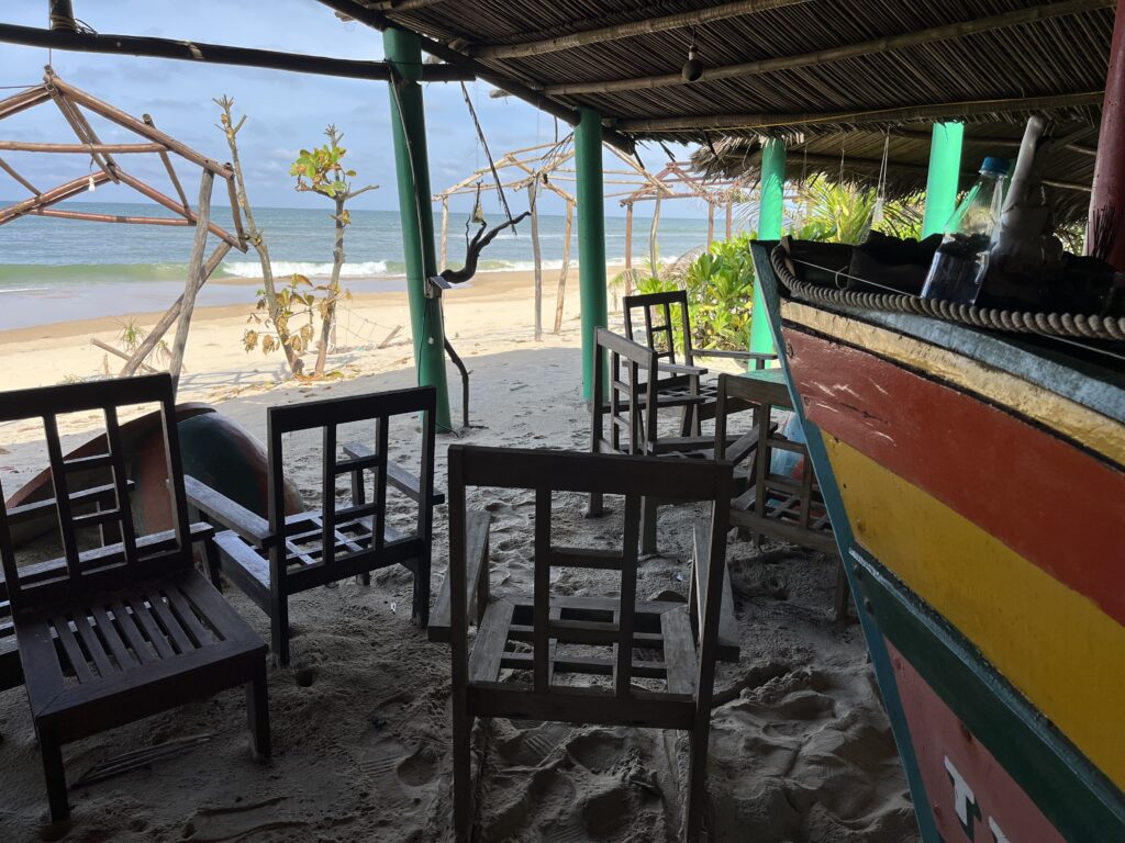 Visiter Hué au Vietnam : que faire & conseils pratiques Restaurant de plage fermé sur la plage de Thuận An