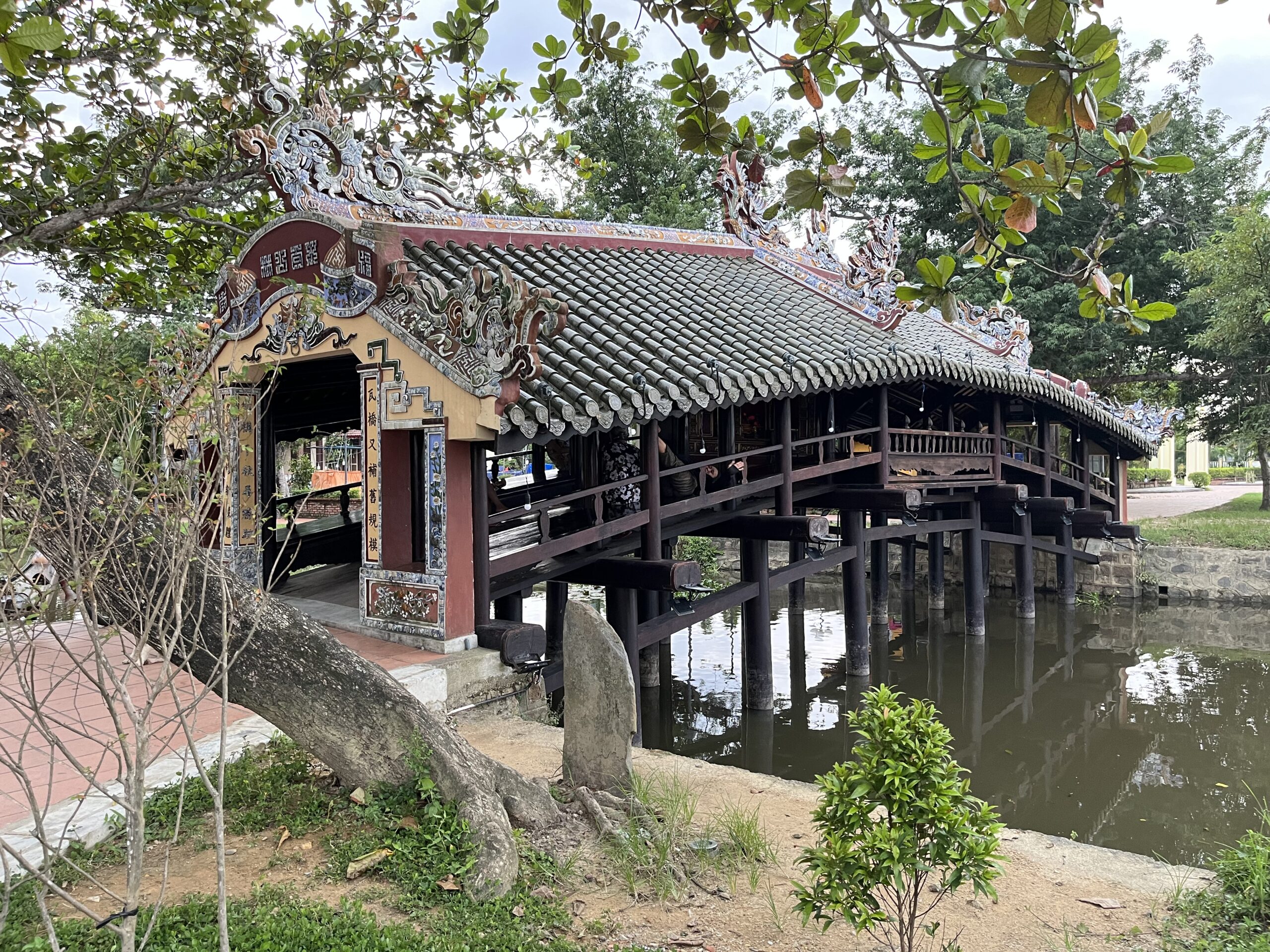 Visiter Hué au Vietnam : que faire & conseils pratiques Vue rapprochée du pont couvert de Thanh Toan