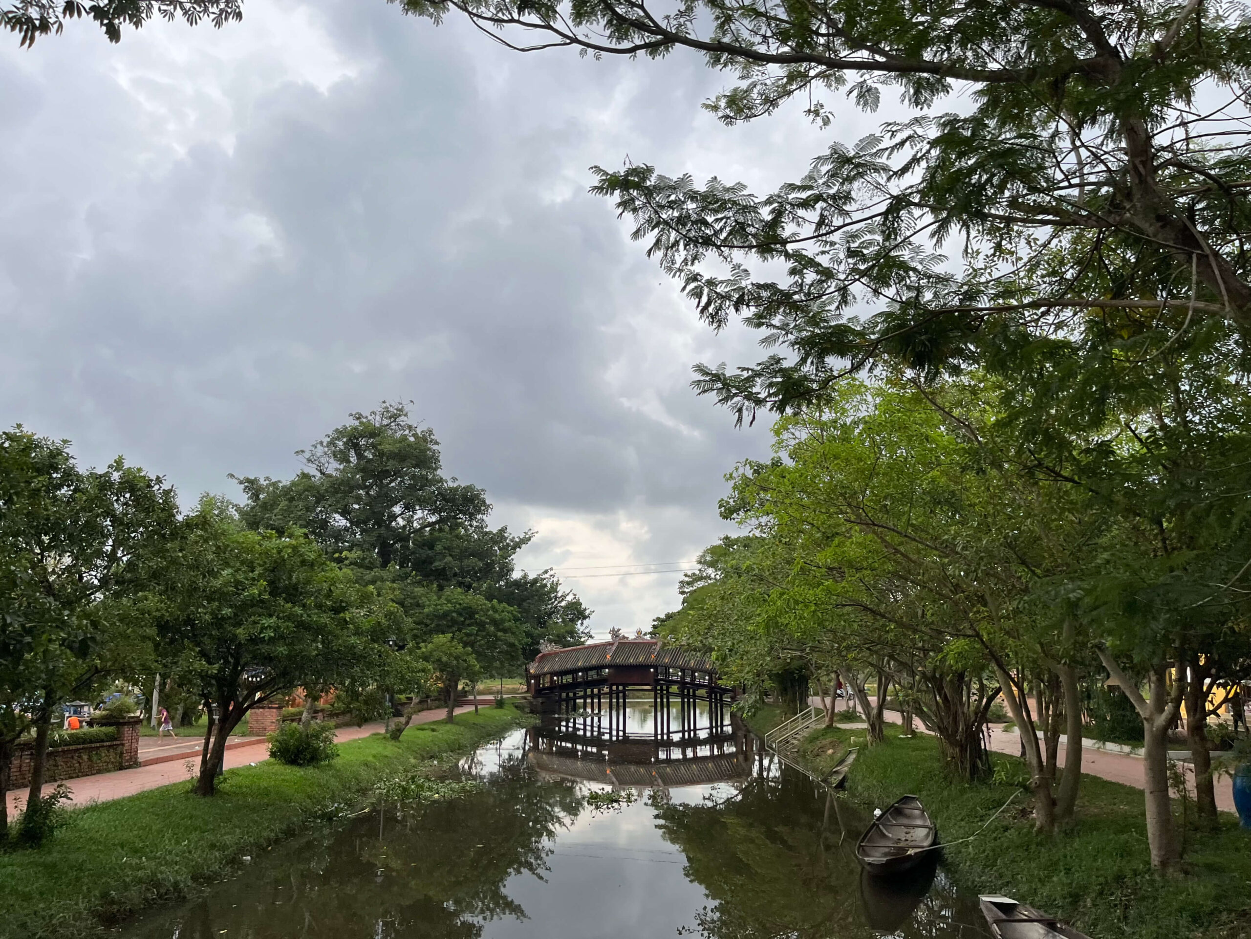 Visiter Hué au Vietnam : que faire & conseils pratiques Vue au loin du pont couvert de Thanh Toan