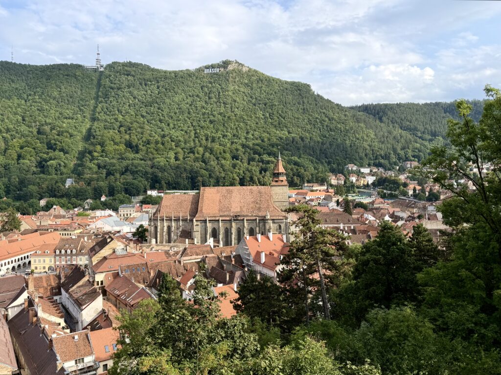 Que voir et que faire à Brașov ? Guide complet & Conseils Vue panoramique depuis la tour Blanche (Turnul Alb) à Brasov avec le mont Tampa derrière