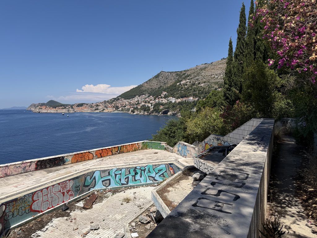 Vue au dessus de la piscine extérieur de l'Hôtel Belvedere à Dubrovnik