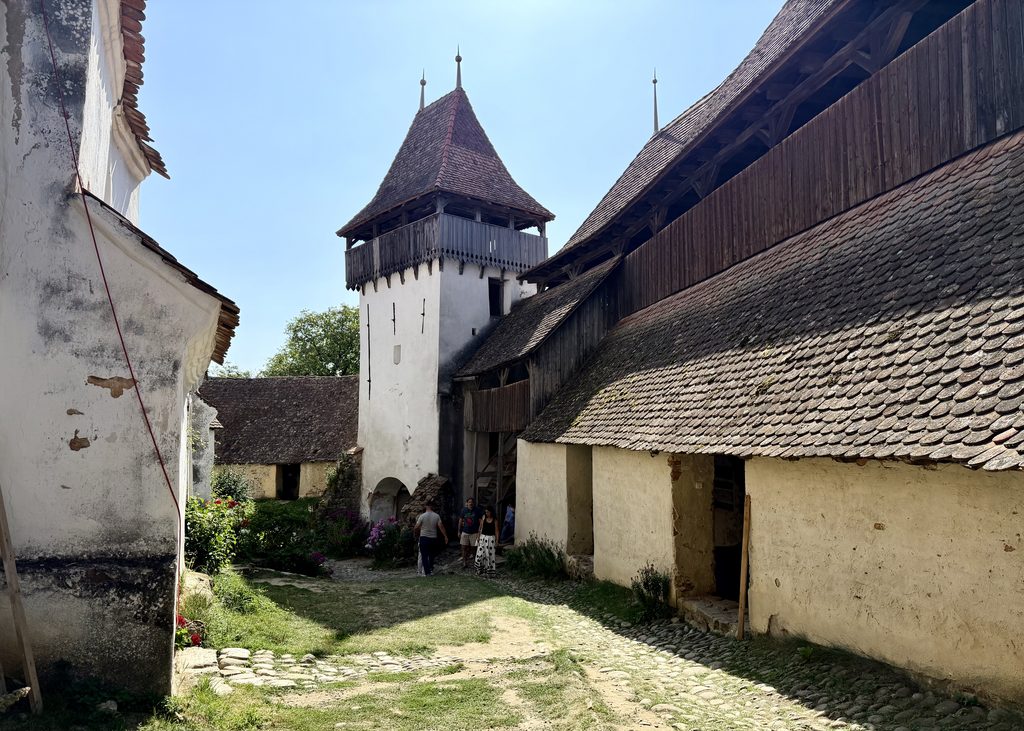 Que faire autour de Brașov ? Les meilleures excursions à moins d'une heure de route Vue depuis l'église fortifiée de Viscri