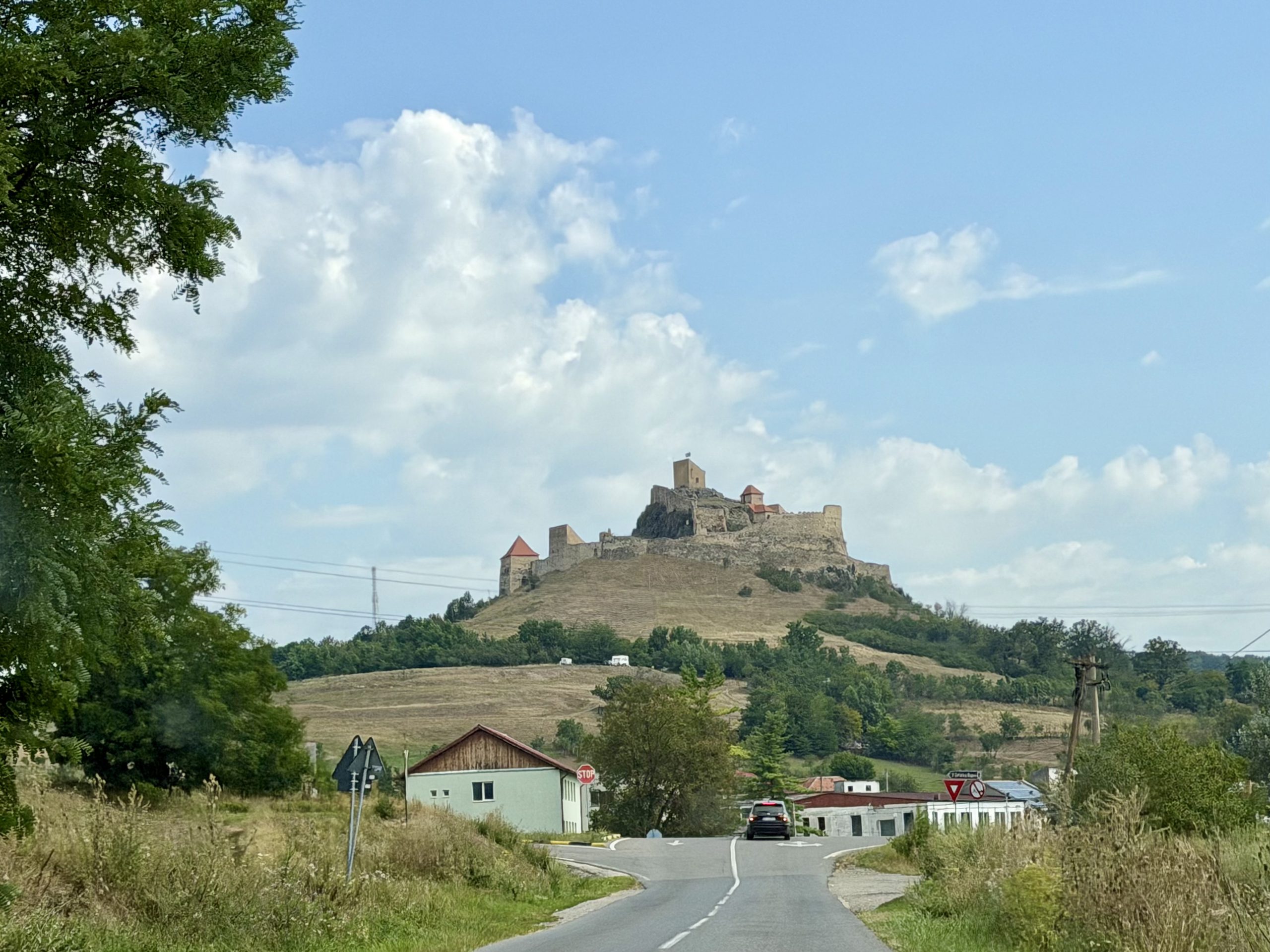 Que faire autour de Brașov ? Les meilleures excursions à moins d'une heure de route Vue au loin sur la forteresse de Rupea