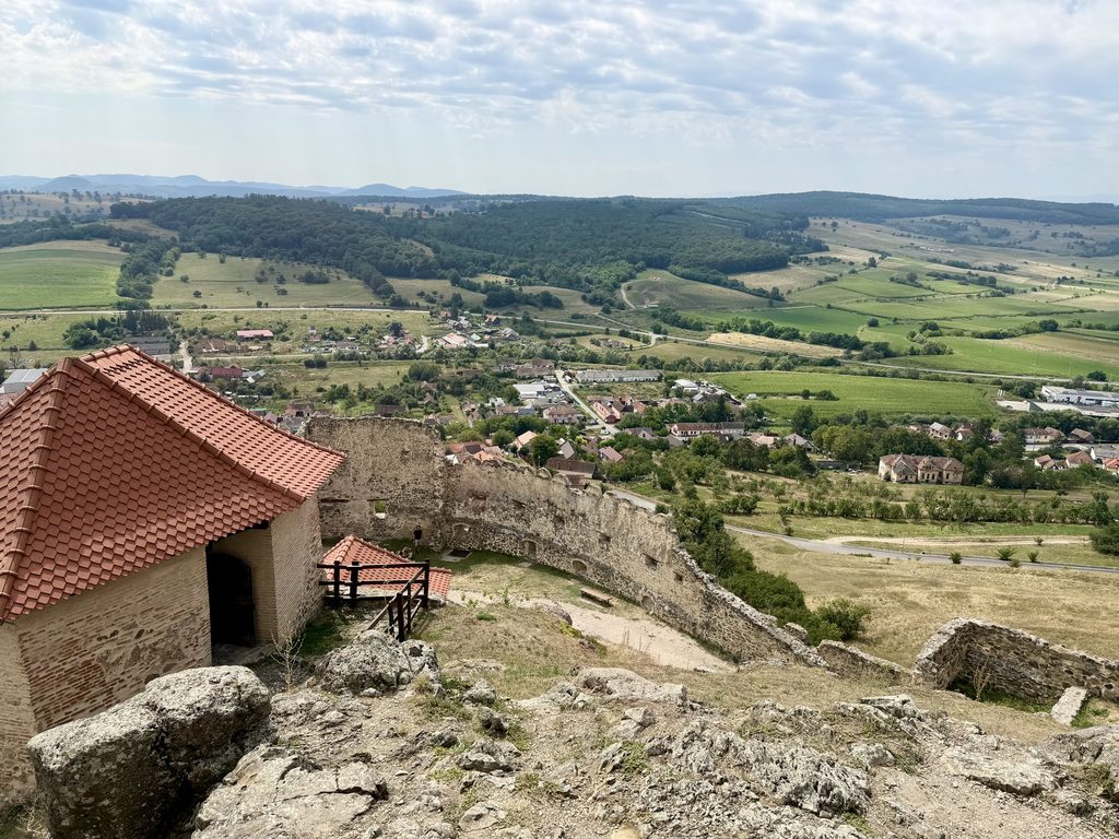Que faire autour de Brașov ? Les meilleures excursions à moins d'une heure de route Vue sur la campagne depuis la forteresse de Rupea