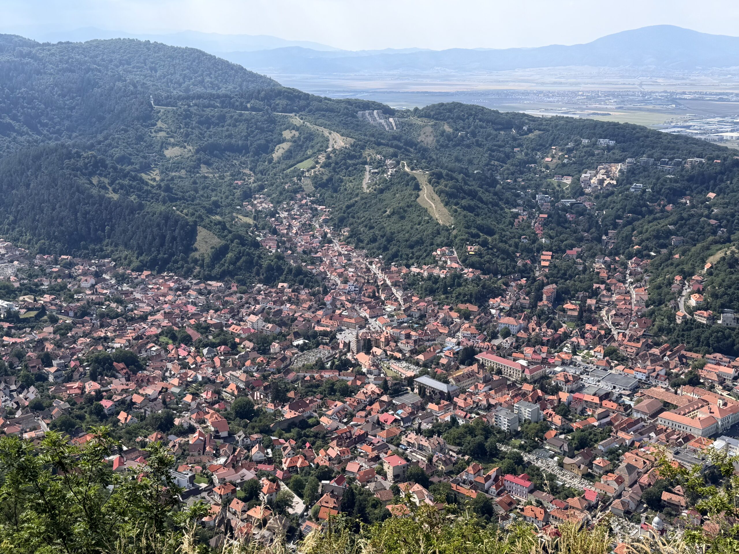 Que voir et que faire à Brașov ? Guide complet & Conseils Vue panoramique sur la partie ouest de Brasov depuis le Mont Tâmpa