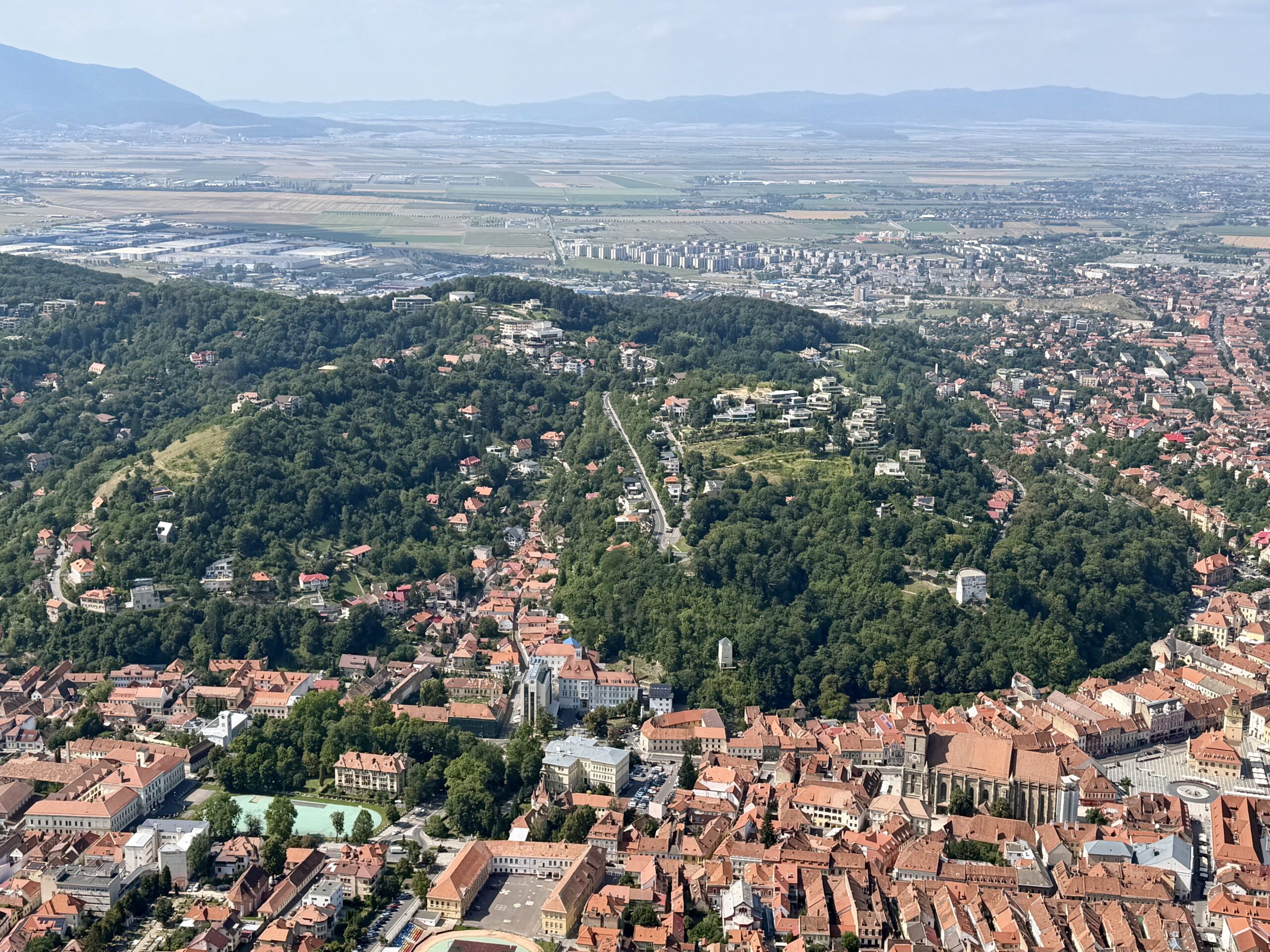 Que voir et que faire à Brașov ? Guide complet & Conseils Vue panoramique sur le centre de Brasov depuis le Mont Tâmpa