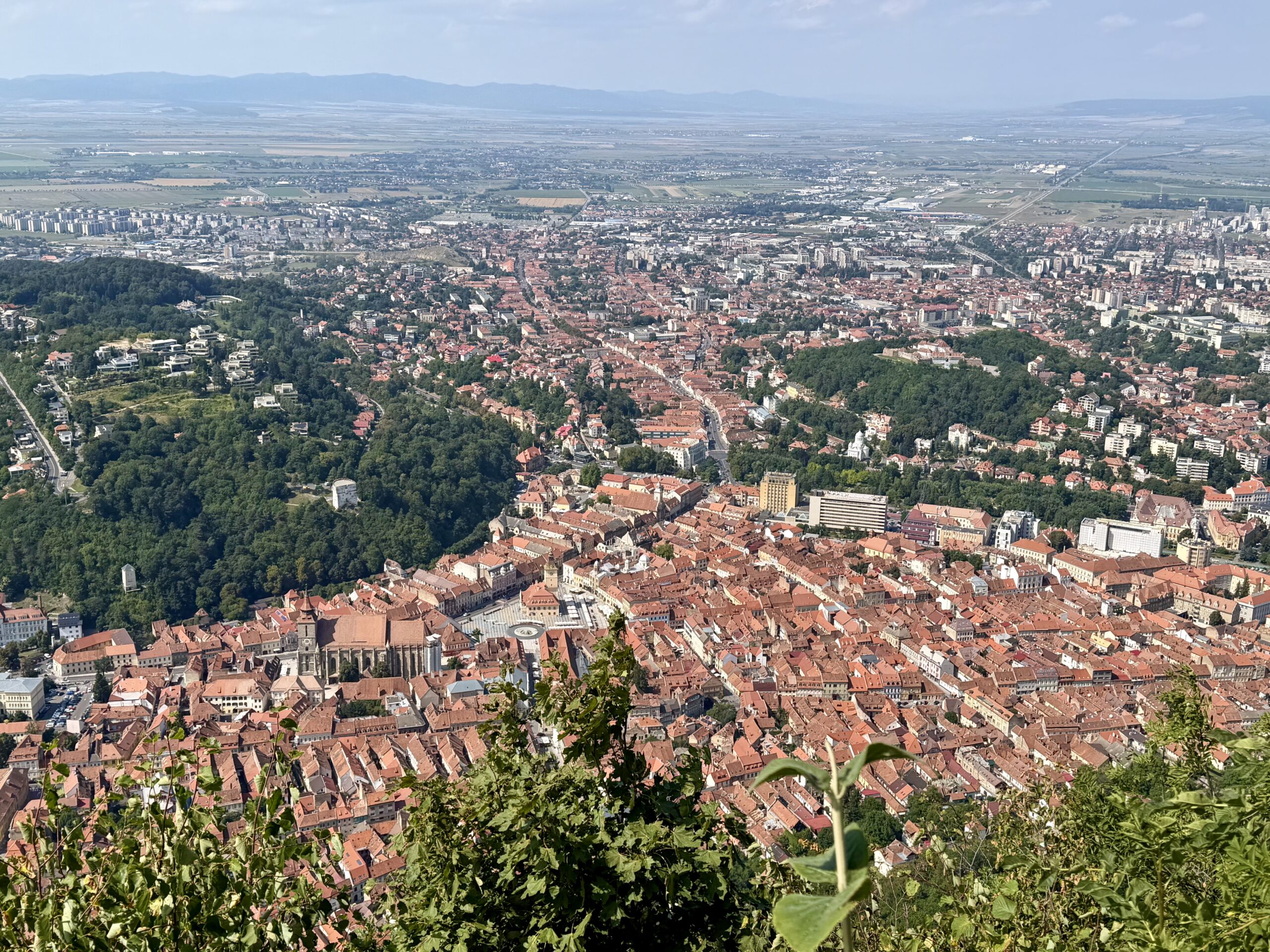 Que voir et que faire à Brașov ? Guide complet & Conseils Vue panoramique sur la partie est de Brasov depuis le Mont Tâmpa