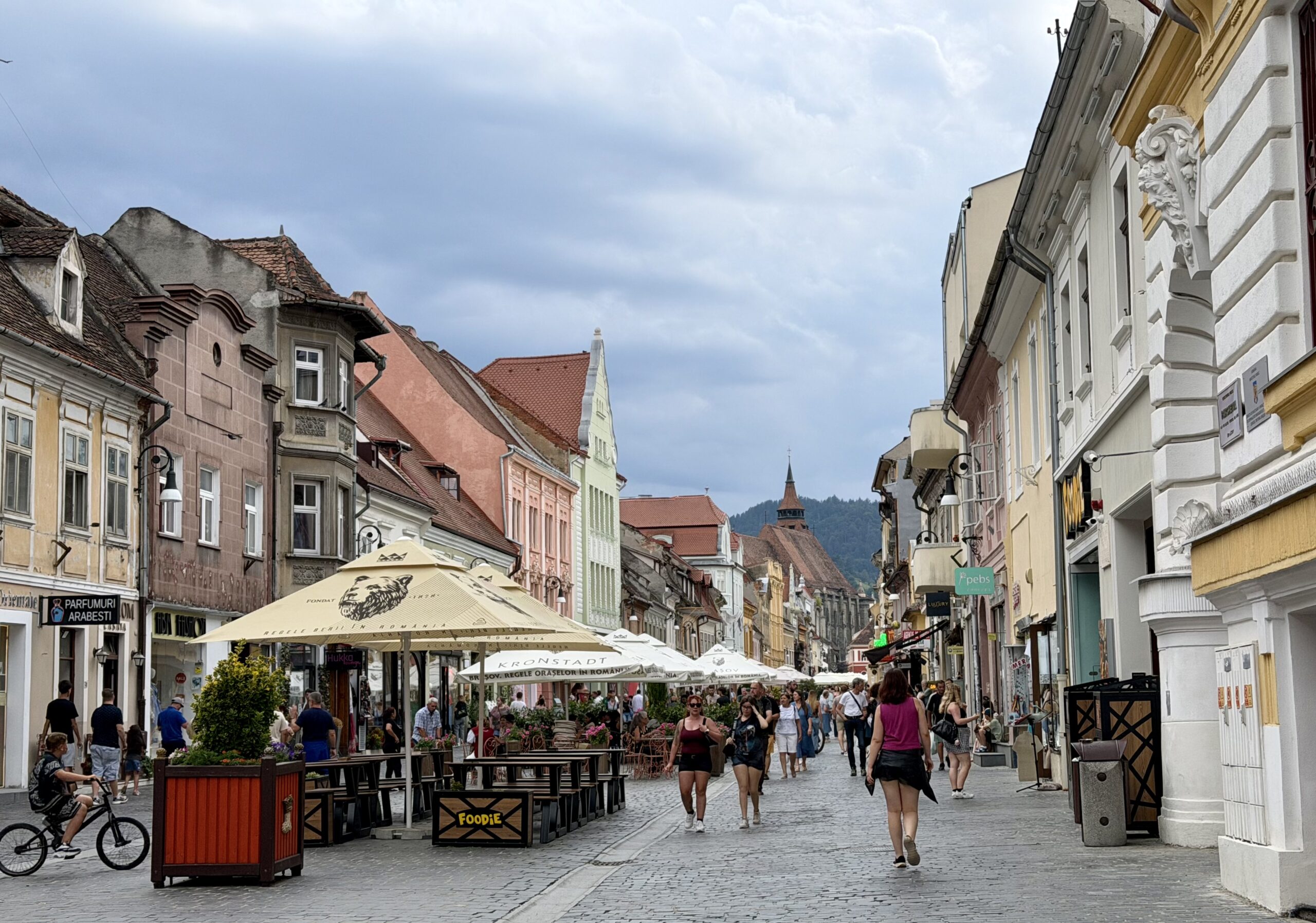 Que voir et que faire à Brașov ? Guide complet & Conseils Vue de La Strada Republicii à Brasov